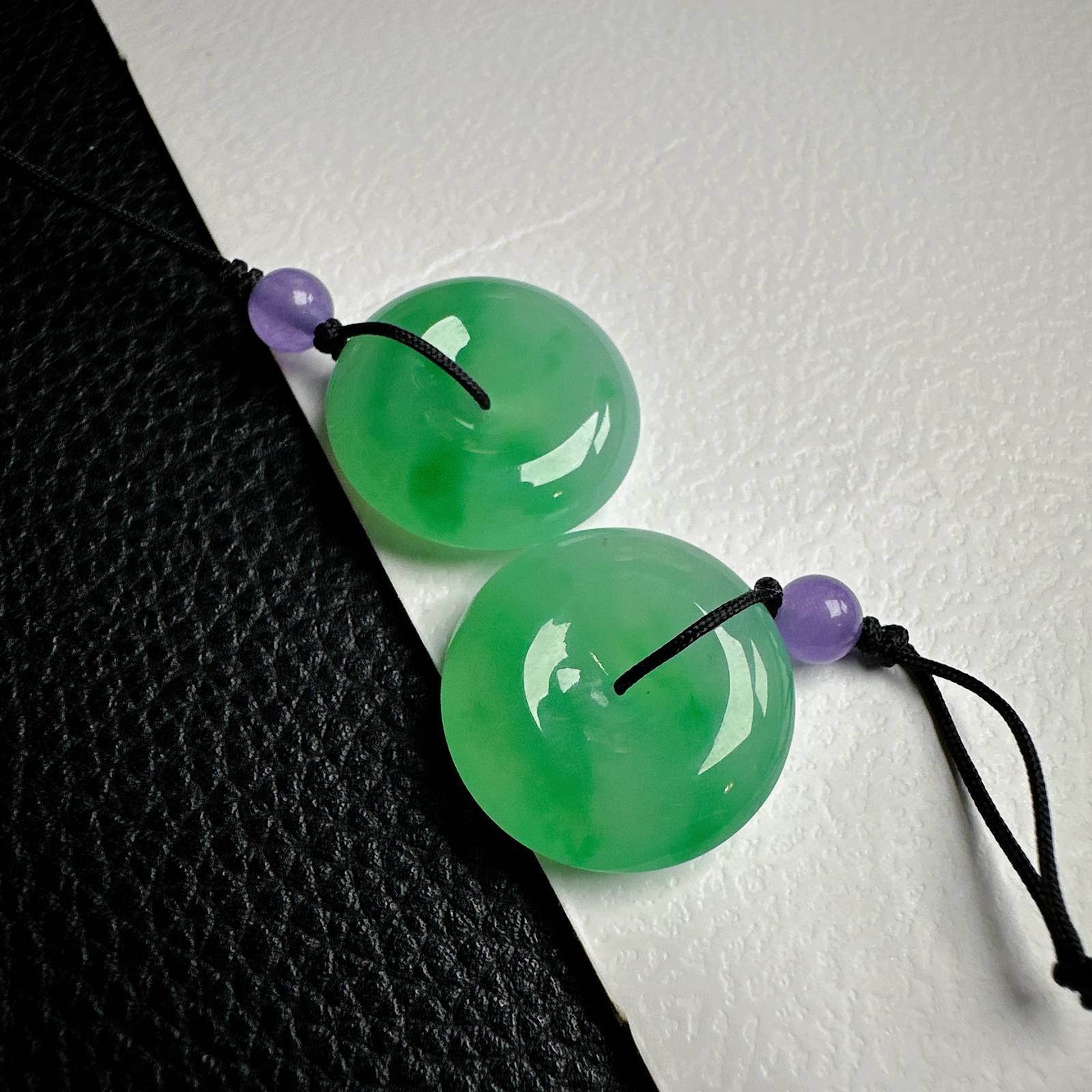 【冰种阳绿平安扣一对】质地非常细腻干净，冰润十足，种老冰透，收藏品质