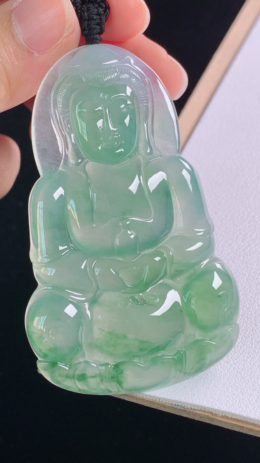 冰晴观音
种色俱佳，水润细腻
尺寸:67.1-42.4-5.8mm