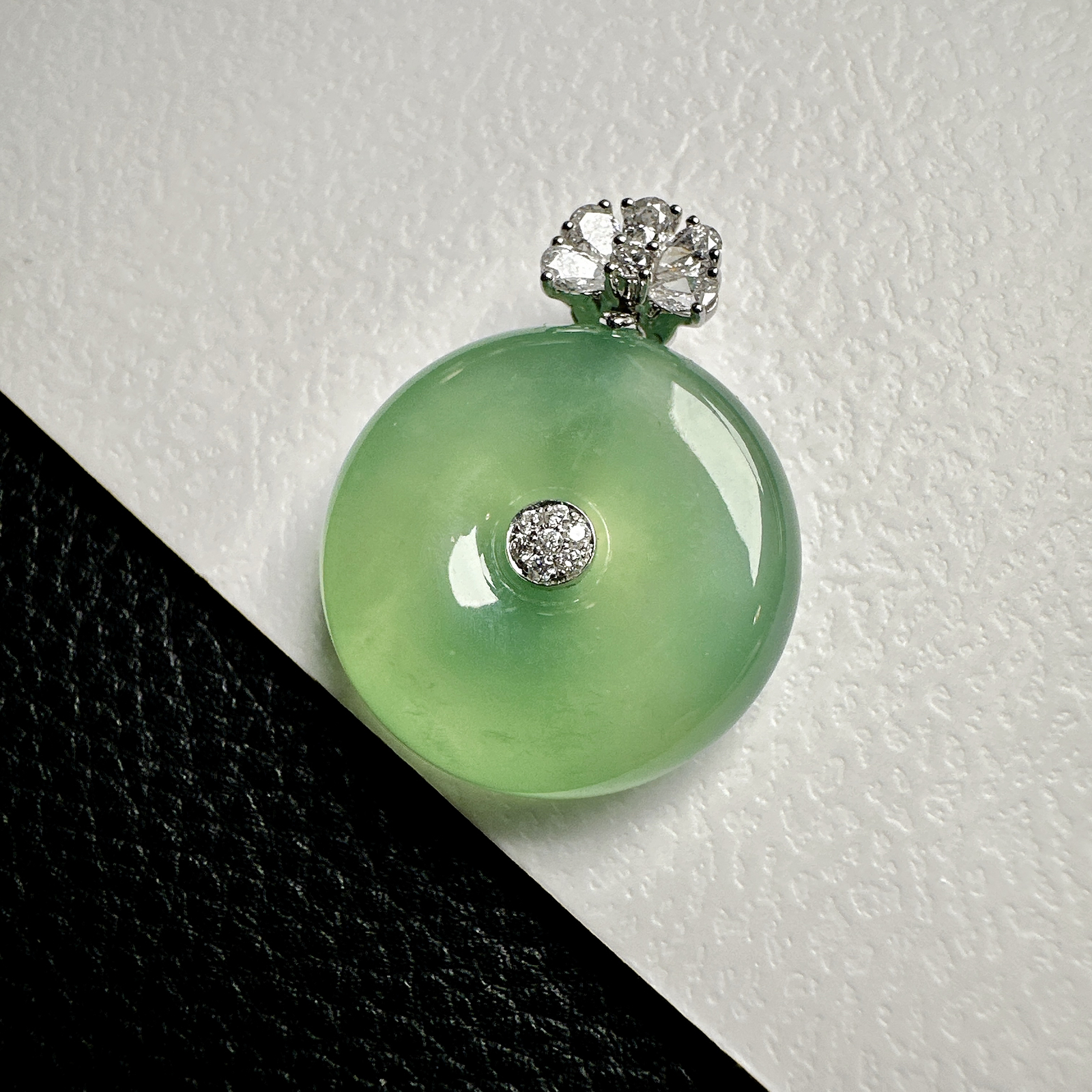 【冰种晴绿平安扣】质地细腻，品质很好，冰感十足，胶感明显，收藏品质，18k金钻镶嵌，裸石尺寸21.8