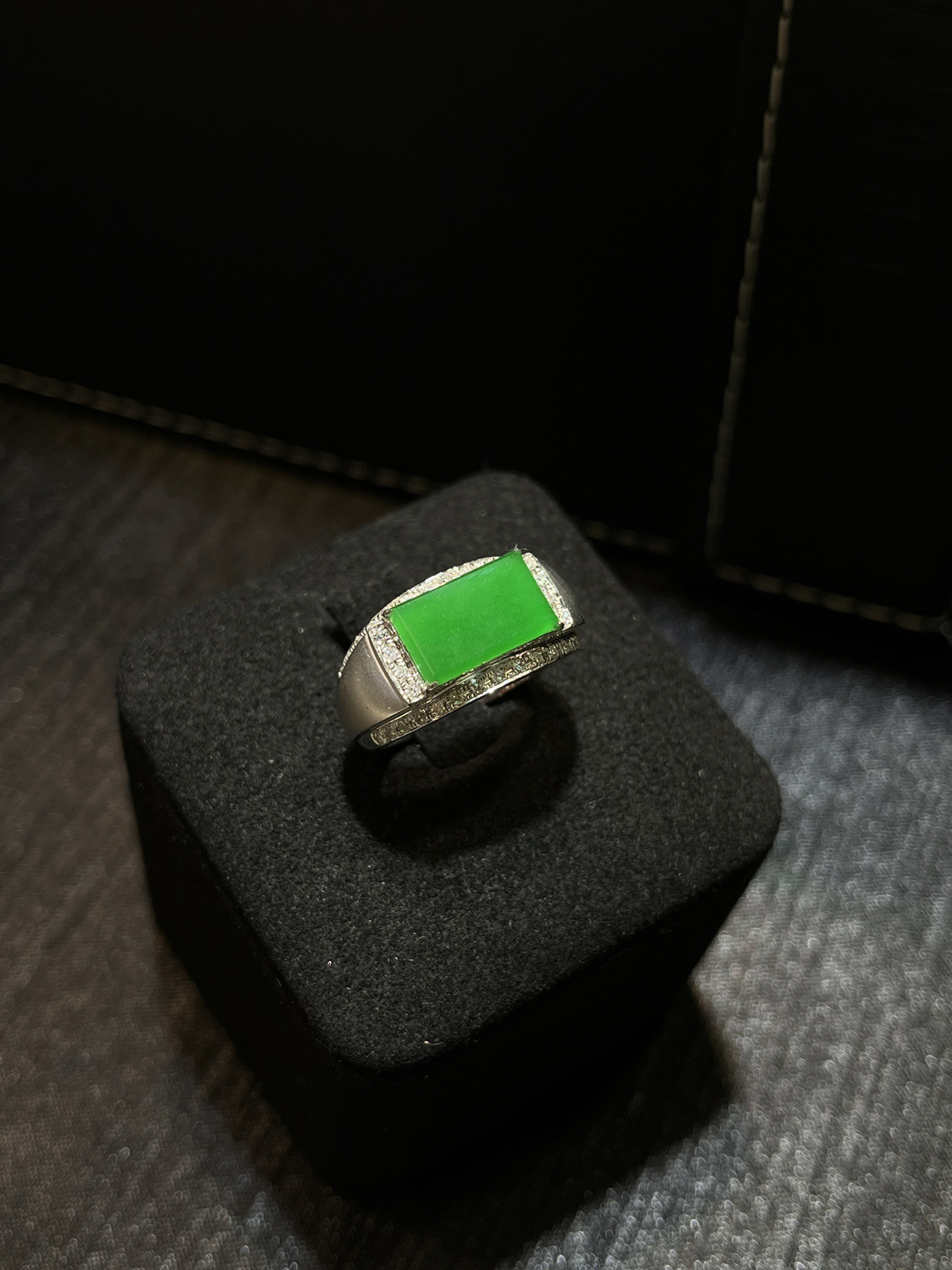 冰种满色阳绿马鞍男戒
-

尺寸看图一
18k金镶嵌