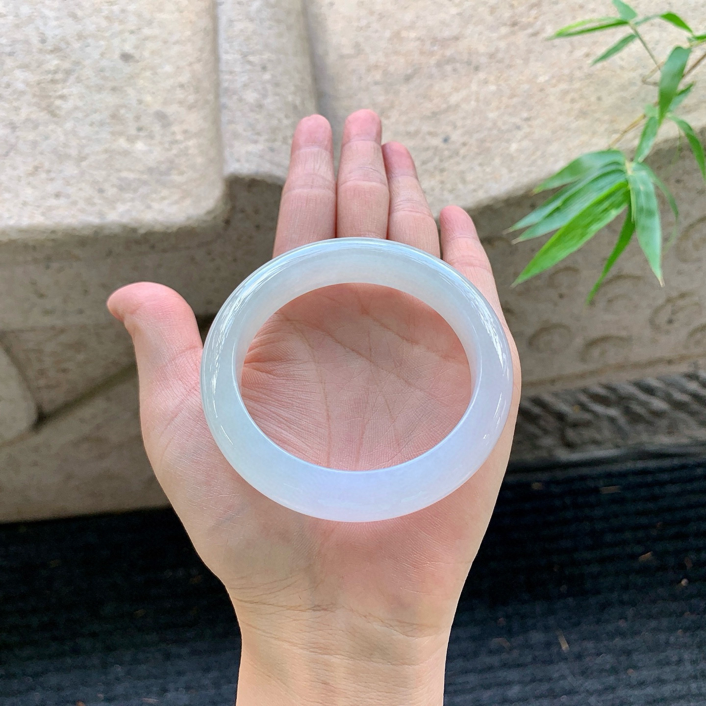 正圈54 55
【圈口】55/12.7/8.8
【描述】冰淡椿彩，水润，种老，细腻，无纹裂！