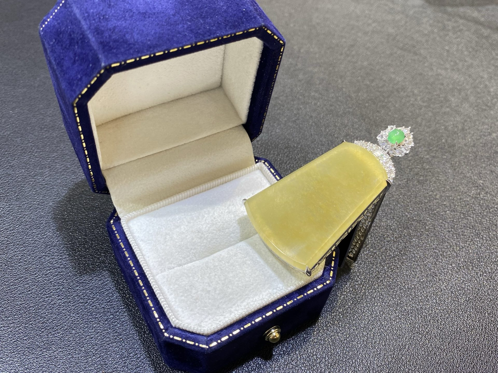 18Ｋ冰黄翡夏天柠檬黄无事牌吊坠

整体59.4/31.6/12.4
裸石43.8/31.6/3.4