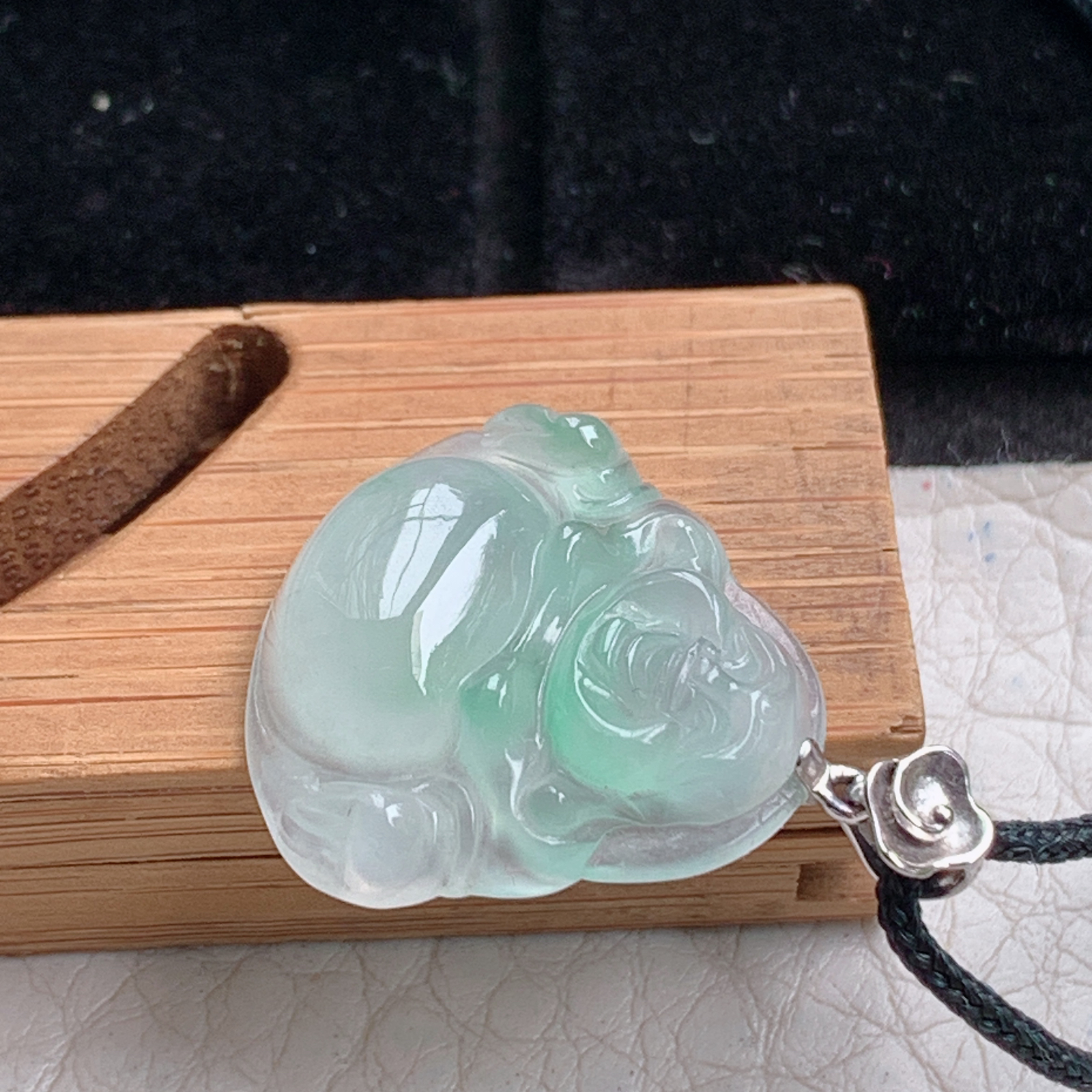 zz3实拍20*21.5*5.2缅甸翡翠冰种淡绿小佛公吊坠 镶金弥勒佛锁骨坠