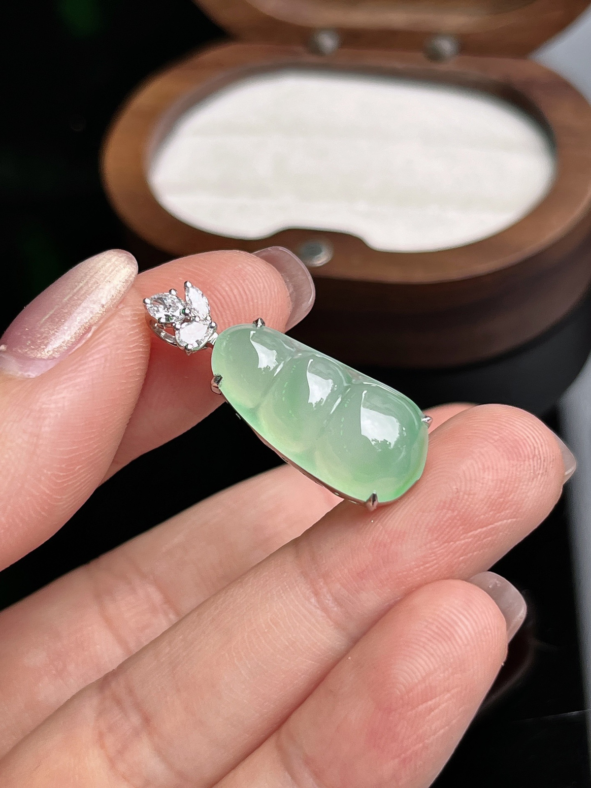 冰晴飘绿福豆吊坠
裸石尺寸21.3-10.4-5.8mm