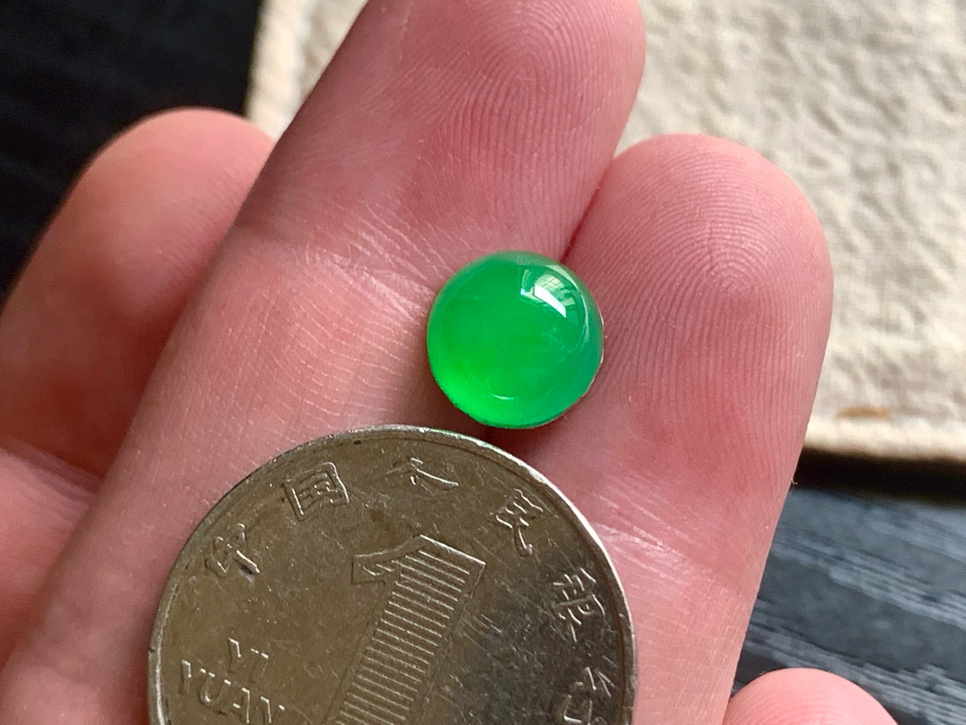 冰满色蛋面 色泽青翠漂亮，灵动无比，品相极佳，尺寸9.5*5