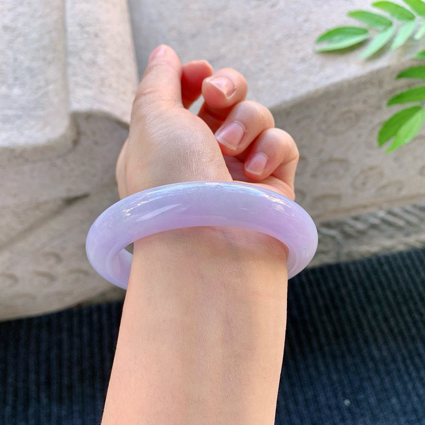 正圈57 58
【圈口】58/12.4/9.4
【描述】紫罗兰，水润，种老，细腻，无纹裂！