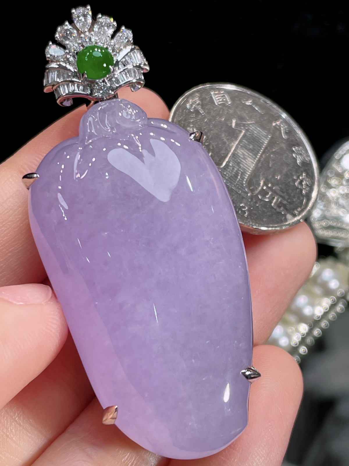 天然缅甸翡翠A货
紫罗兰福瓜吊坠
18k金镶嵌钻石 
细腻水灵 实拍接近