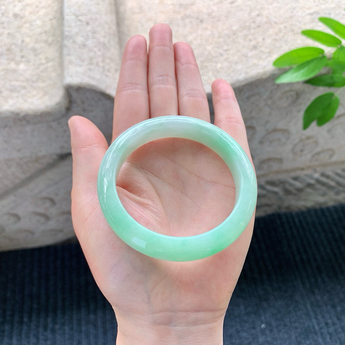 正圈53 54
【圈口】54.4/11.2/8
【描述】细糯飘绿，水润，种老，细腻，无纹裂！