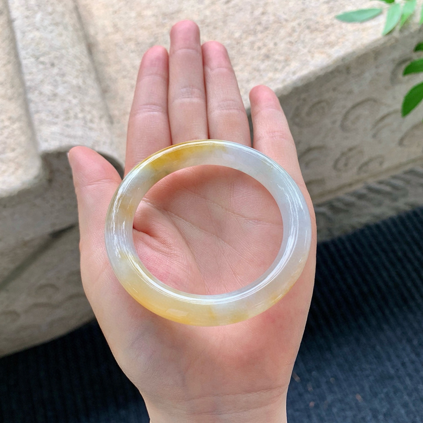 圆条49 50
【圈口】50.5/9/9
【描述】冰糯黄翡，水润，种老，细腻，无纹裂！