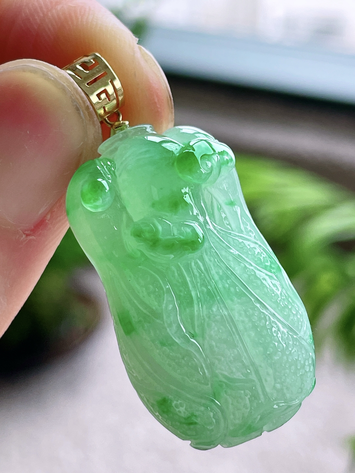 【镶嵌】冰飘绿花白菜百财吊坠  
【说明】缅料 18k金镶嵌 性价比高  飘花
【整体】38.8
【裸石】30.3-18-11