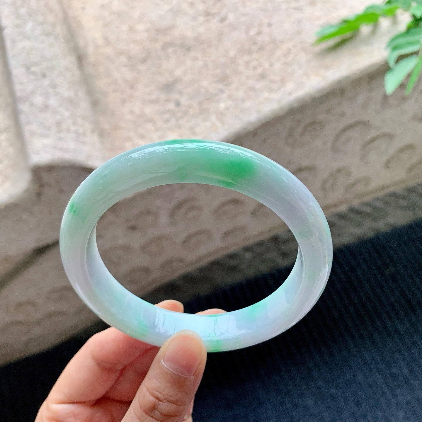 正圈61 62
【圈口】62.7/12.5/9.3
【描述】春彩，水润，种老，细腻，无纹裂！