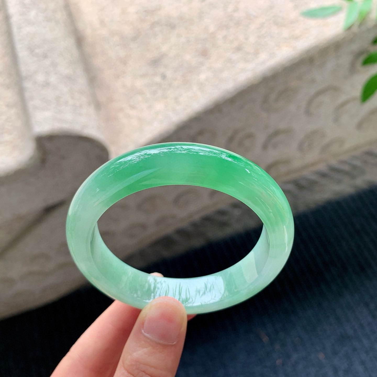 正圈52 53
【圈口】53.6/12.7/8.4
【描述】冰糯阳绿，水润，种老，细腻，无纹裂！