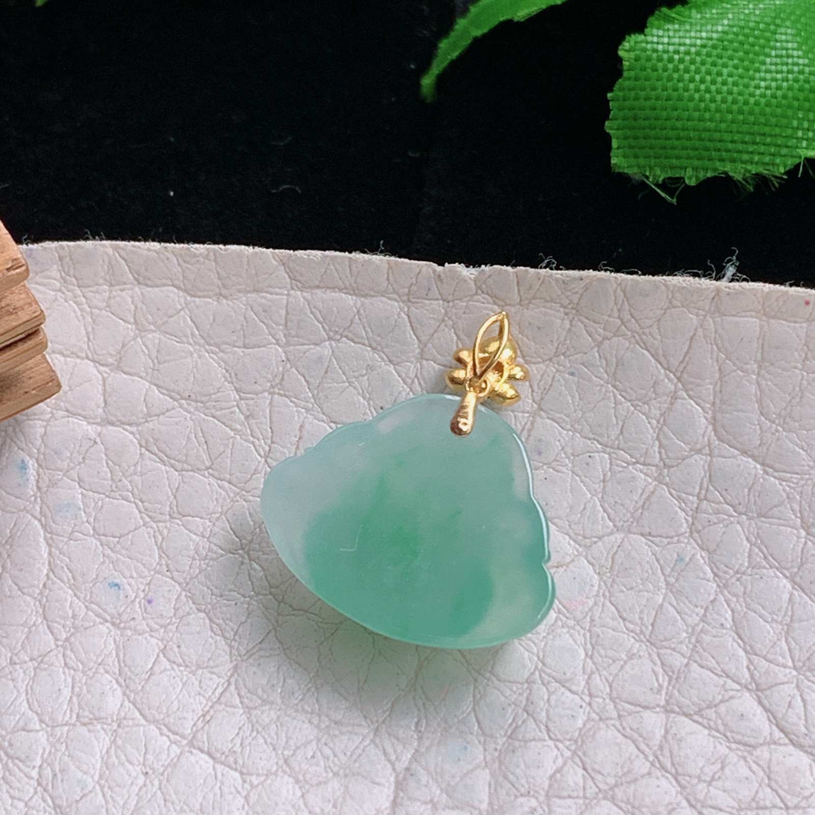 zz3实拍17*18.5*6.2缅甸翡翠满绿精美小佛公吊坠 镶金一刀切弥勒佛锁骨坠