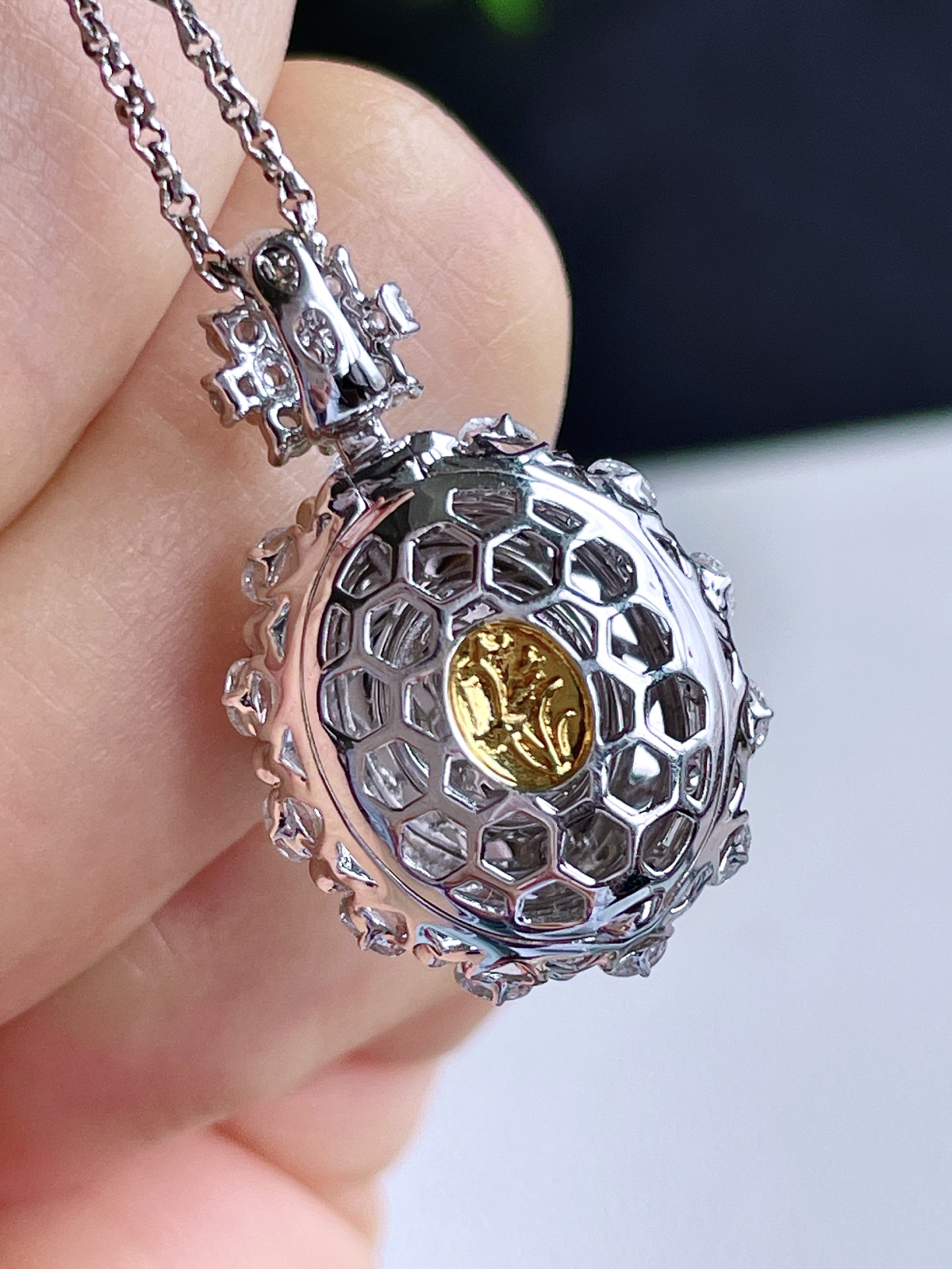 【镶嵌】高冰阳绿大蛋面满绿大鸽子蛋吊坠  
【说明】18k金镶嵌 性价比高  
【整体】27-17-12.7
【裸石】14.5-12-5.2