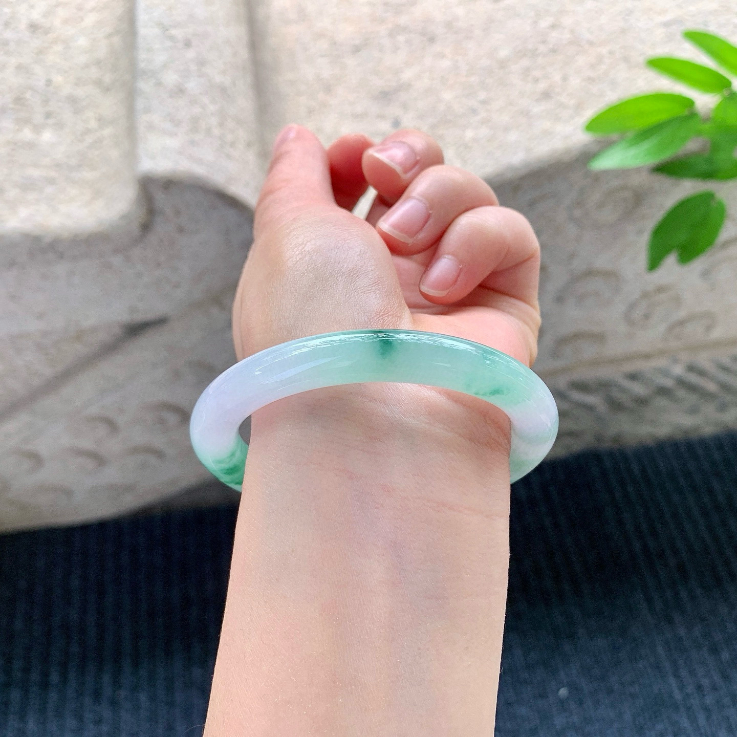 圆条55 56
【圈口】56.1/9/9.4
【描述】细糯飘绿花，水润，种老，细腻，无纹裂！