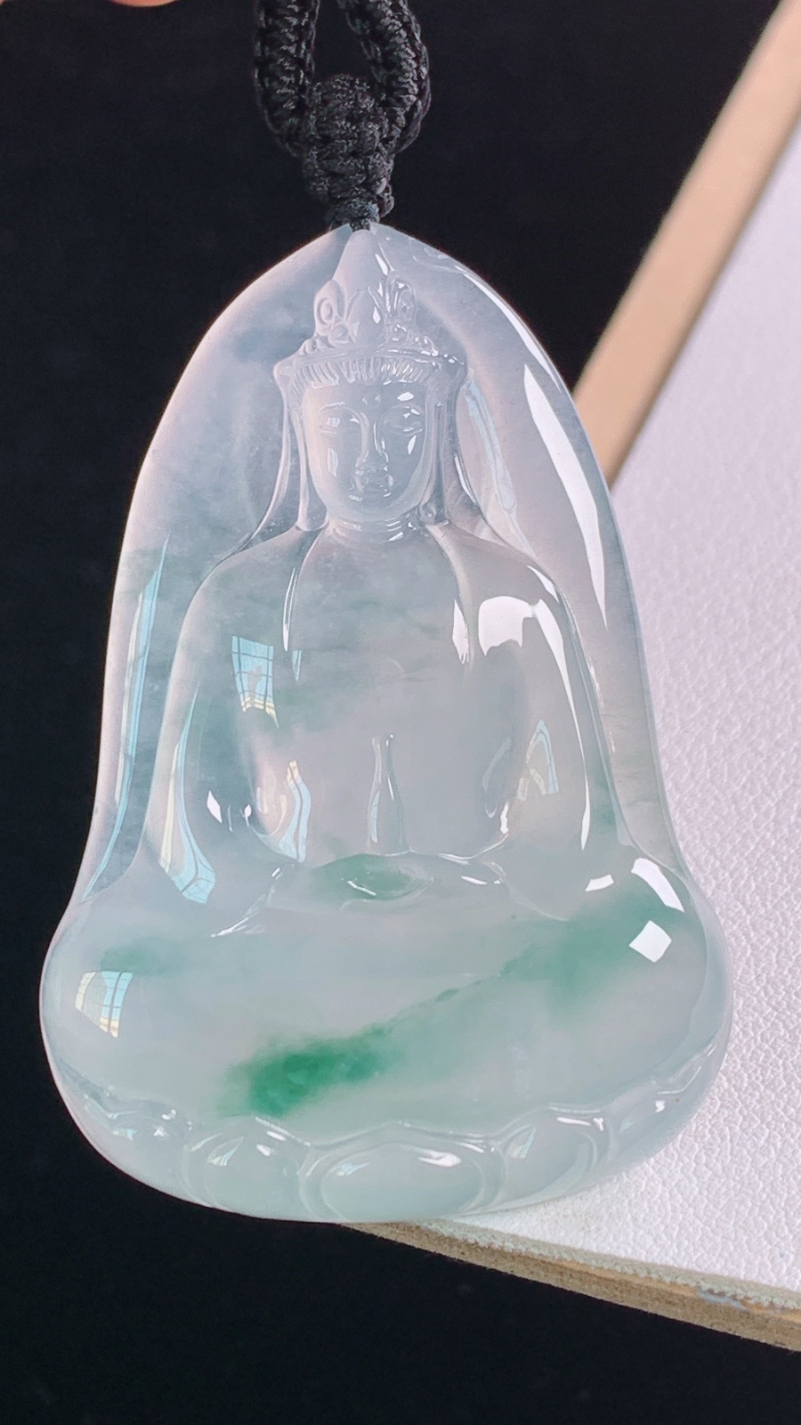 冰飘花观音
花色灵动，冰透起光
尺寸:51.1-36.3-5.8mm