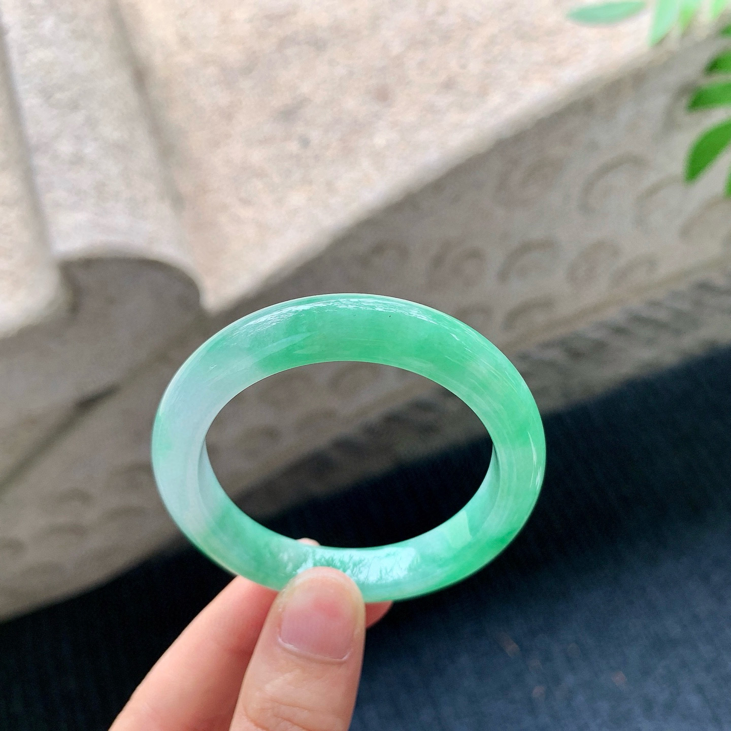 贵妃52 53
【圈口】53.1/45.2/9/7.5
【描述】阳绿，水润，种老，细腻，无纹裂！