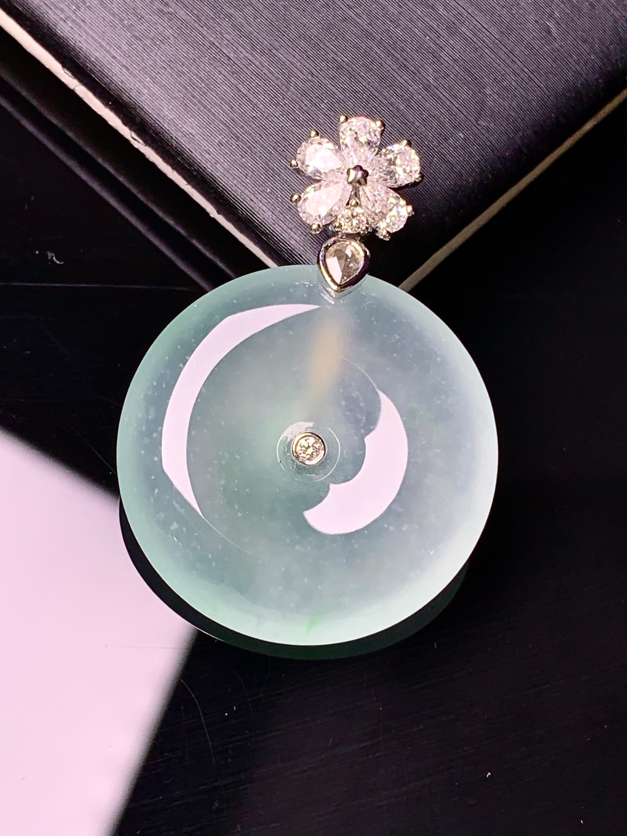 18k金钻镶嵌冰种平安扣吊坠 玉质细腻 色泽艳丽清新 水润亮眼 整体尺寸31*22*4.6m5