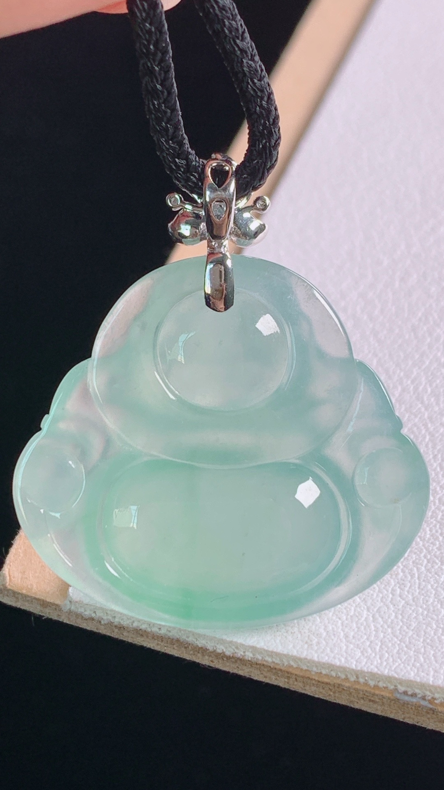 冰晴佛公吊坠，18K真金真钻
种色俱佳，清透细腻，
尺寸:31.6-24.3-27.4-6.1mm