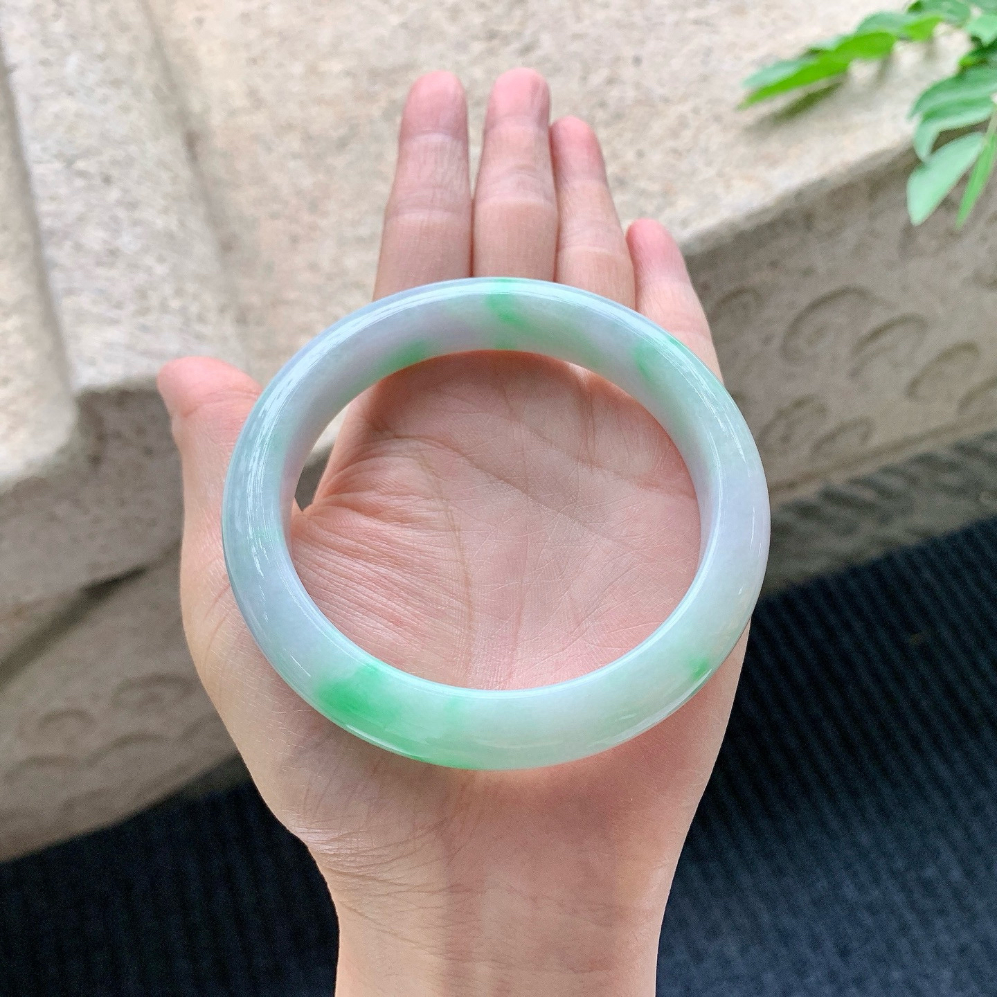 正圈61 62
【圈口】62.7/12.5/9.3
【描述】春彩，水润，种老，细腻，无纹裂！