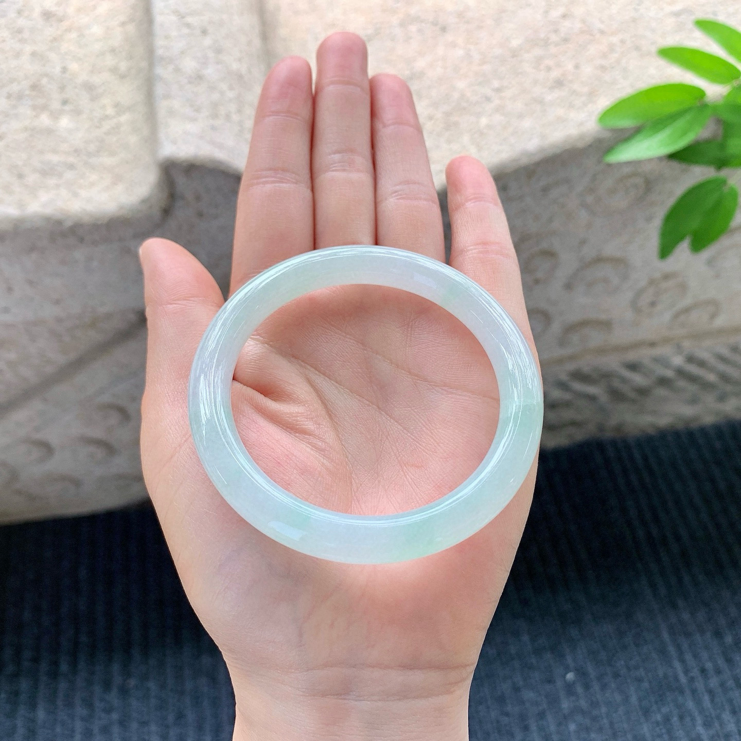 圆条54 55
【圈口】55/8.5/8.3
【描述】糯冰飘绿，水润，种老，细腻，无裂纹！