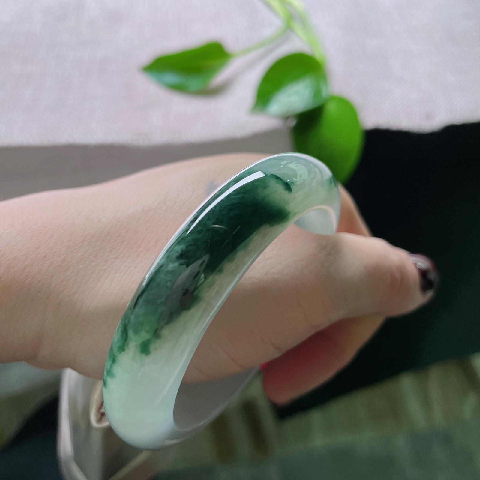 52.5/13.4/8.5，冰飘花正圈，丝丝缕缕，腕间藏山水，花自水中来。晶体纹..