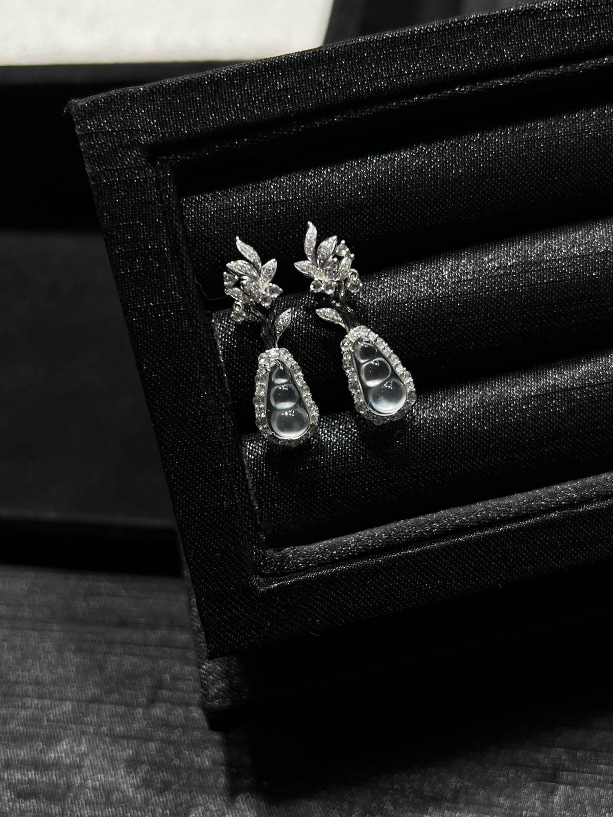 🤍白冰·福豆耳坠
18k金伴钻
冰透到起光，悬在耳畔的露珠