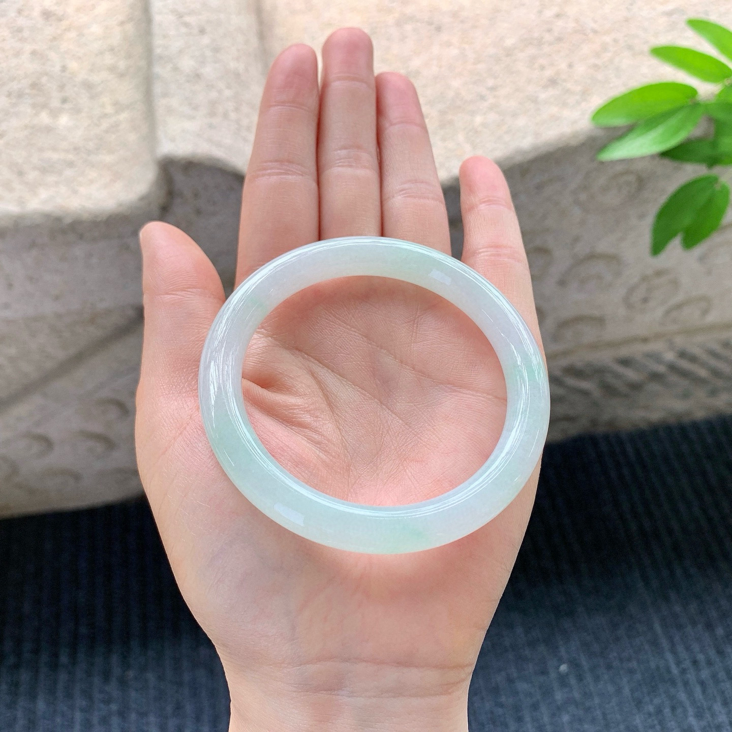 圆条54 55
【圈口】55/8.5/8.3
【描述】糯冰飘绿，水润，种老，细腻，无裂纹！