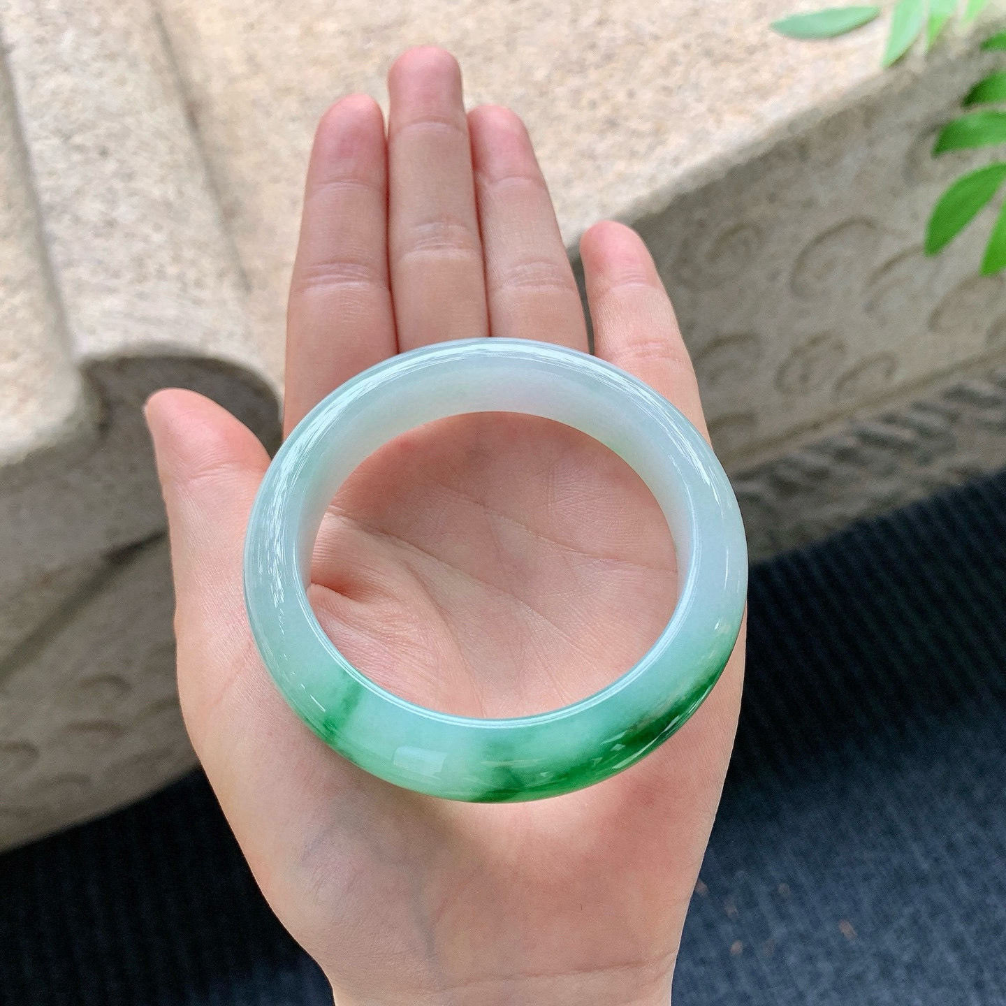 正圈51 52
【圈口】52.4/13.2/8.6
【描述】细糯飘辣绿，水润，种老，细腻，无纹裂！