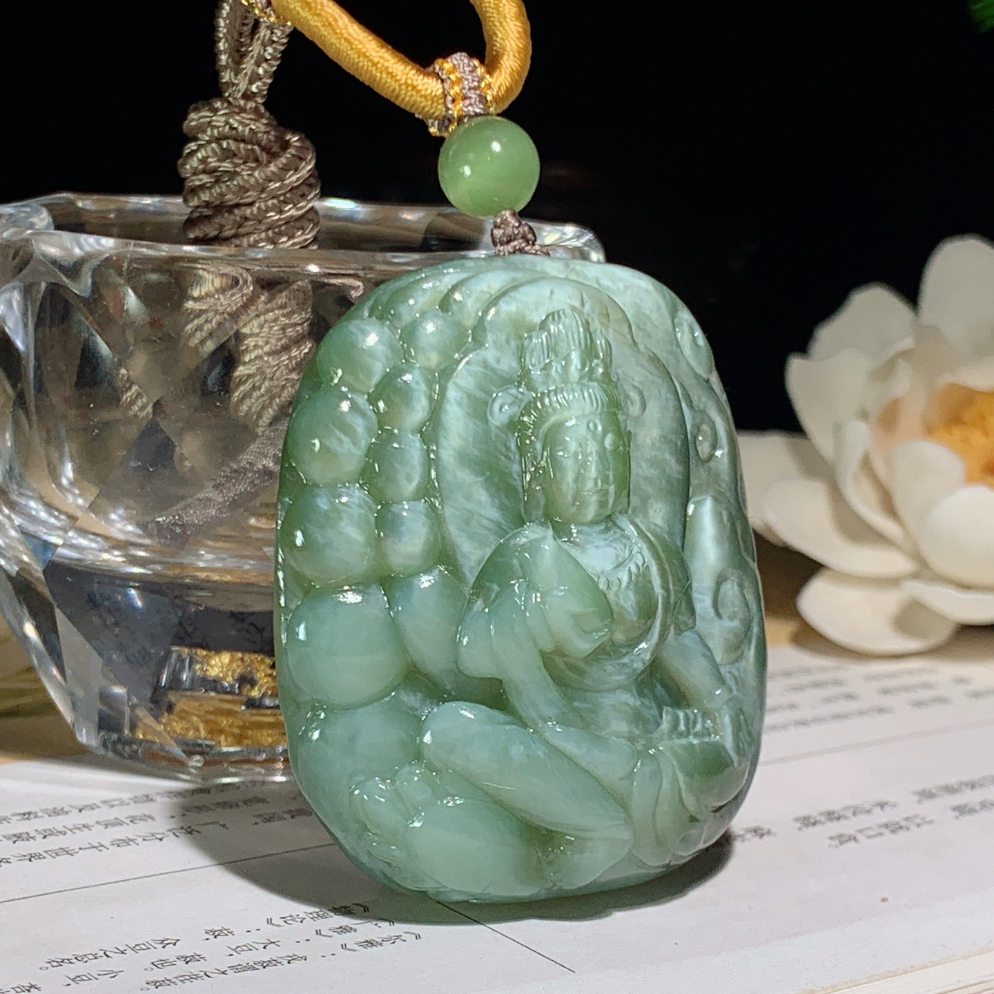 和田玉俄罗斯碧玉粉青猫眼观音挂件。尺寸51/43/19重69.8克 玉质细腻油润。手推出油。品相大气 lt260402