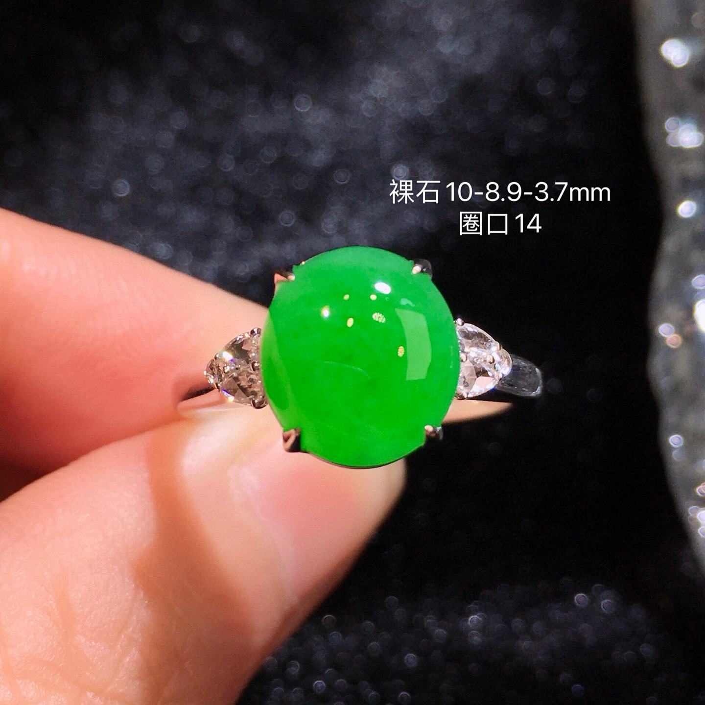 18K金镶嵌缅甸满绿翡翠蛋面戒指