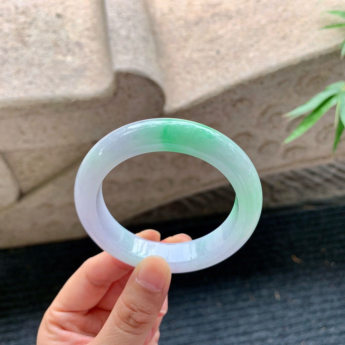 正圈51 52
【圈口】52.7/12.7/9.2
【描述】春彩，水润，种老，细腻，无纹裂！