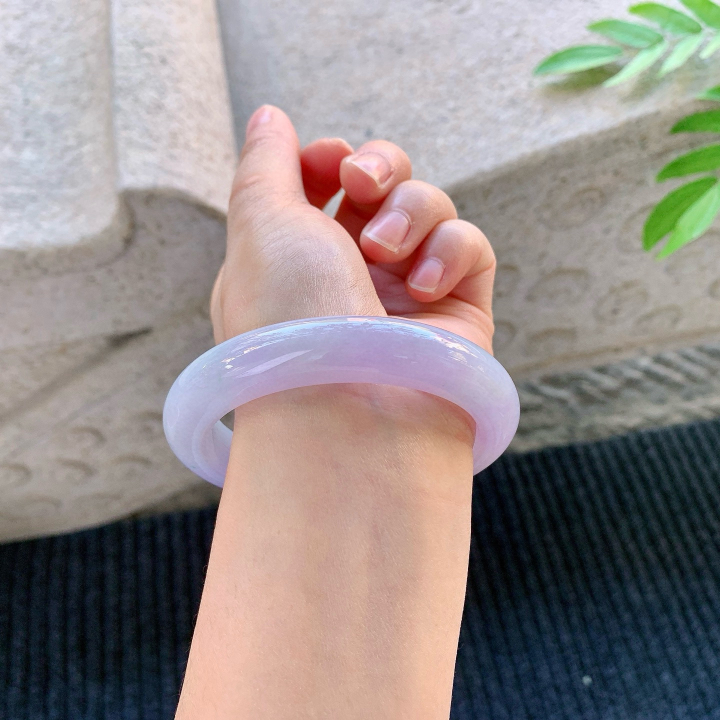 正圈57 58
【圈口】58/12.4/9.4
【描述】紫罗兰，水润，种老，细腻，无纹裂！