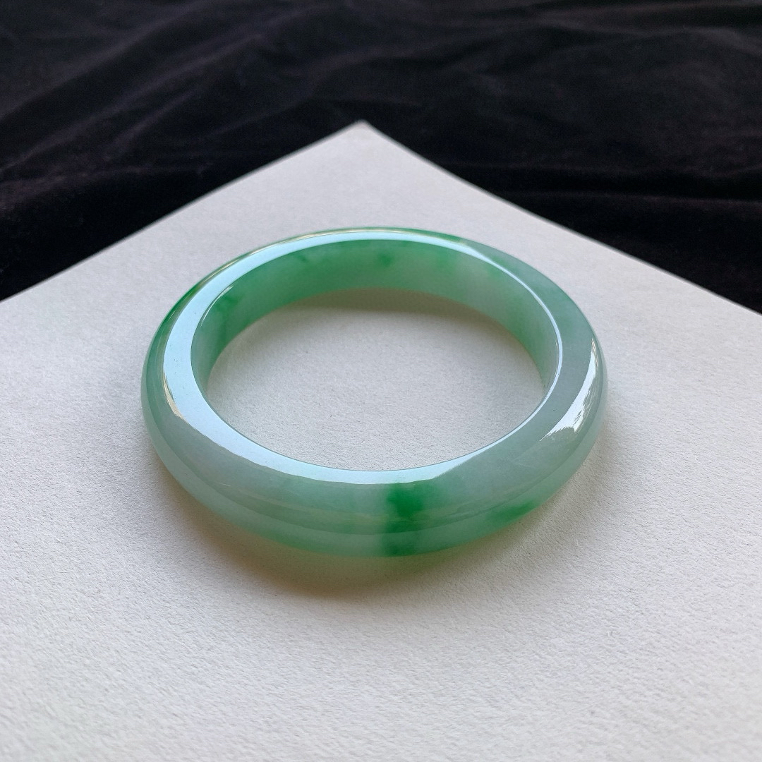 大圈口63.4-12.4-10.5     阳绿正圈手镯 无纹裂