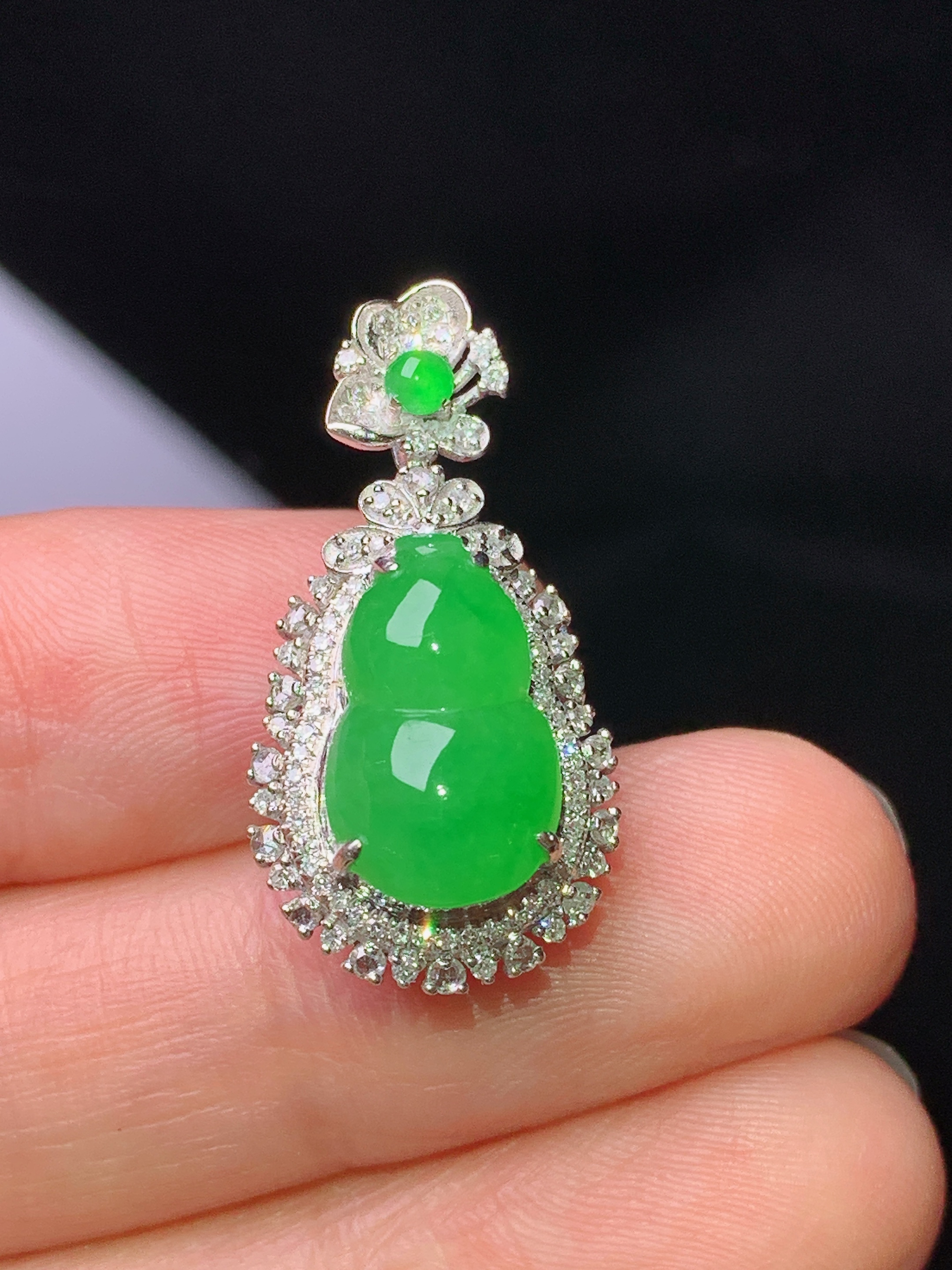 18k金钻镶嵌翠绿葫芦吊坠 玉质细腻 色泽艳丽清新 水润亮眼 整体尺寸26.2*13.5*10.5k