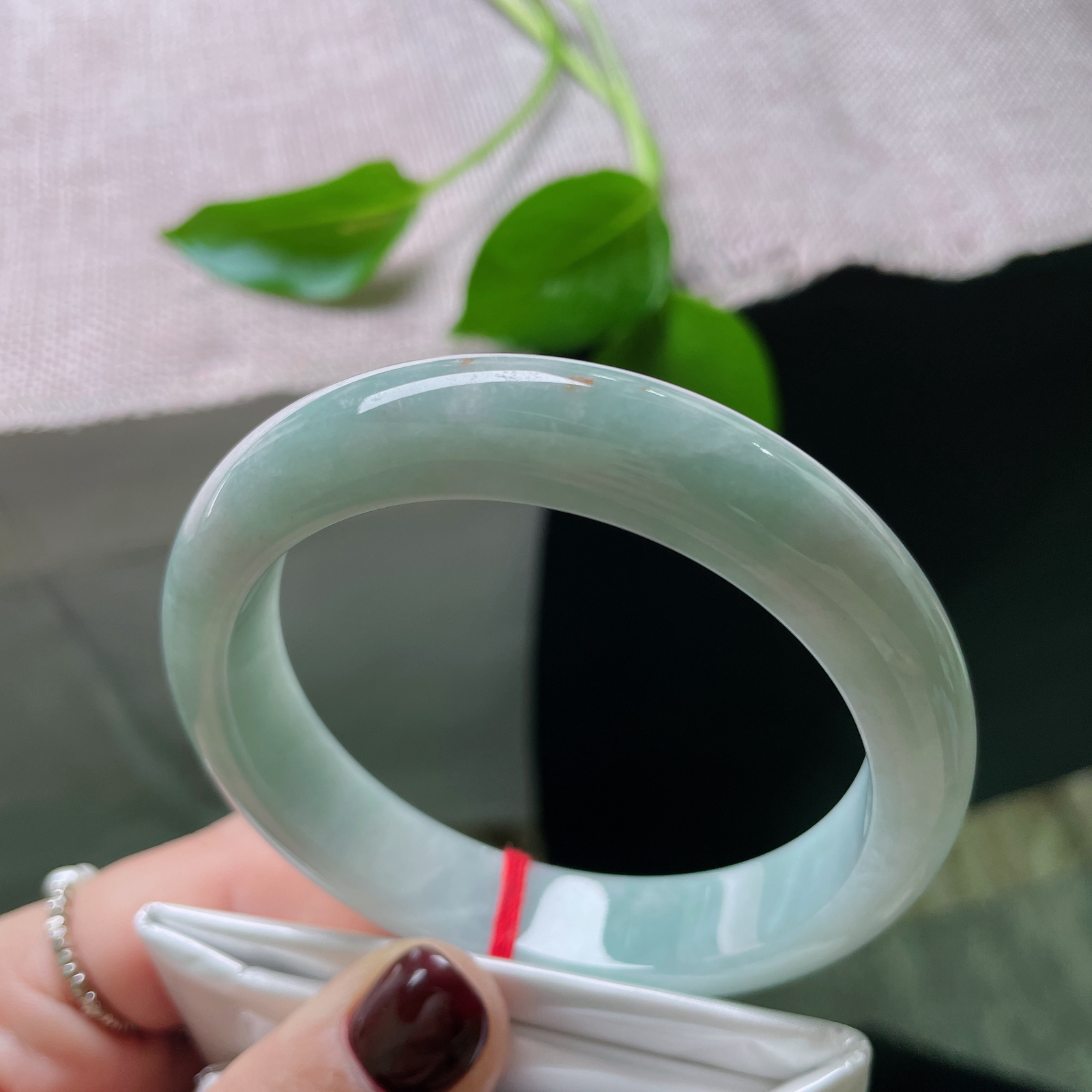 57.5/12.6/8.1，浅绿底正圈，腕间一泓翠，温润自生光。一点小细纹不影响..