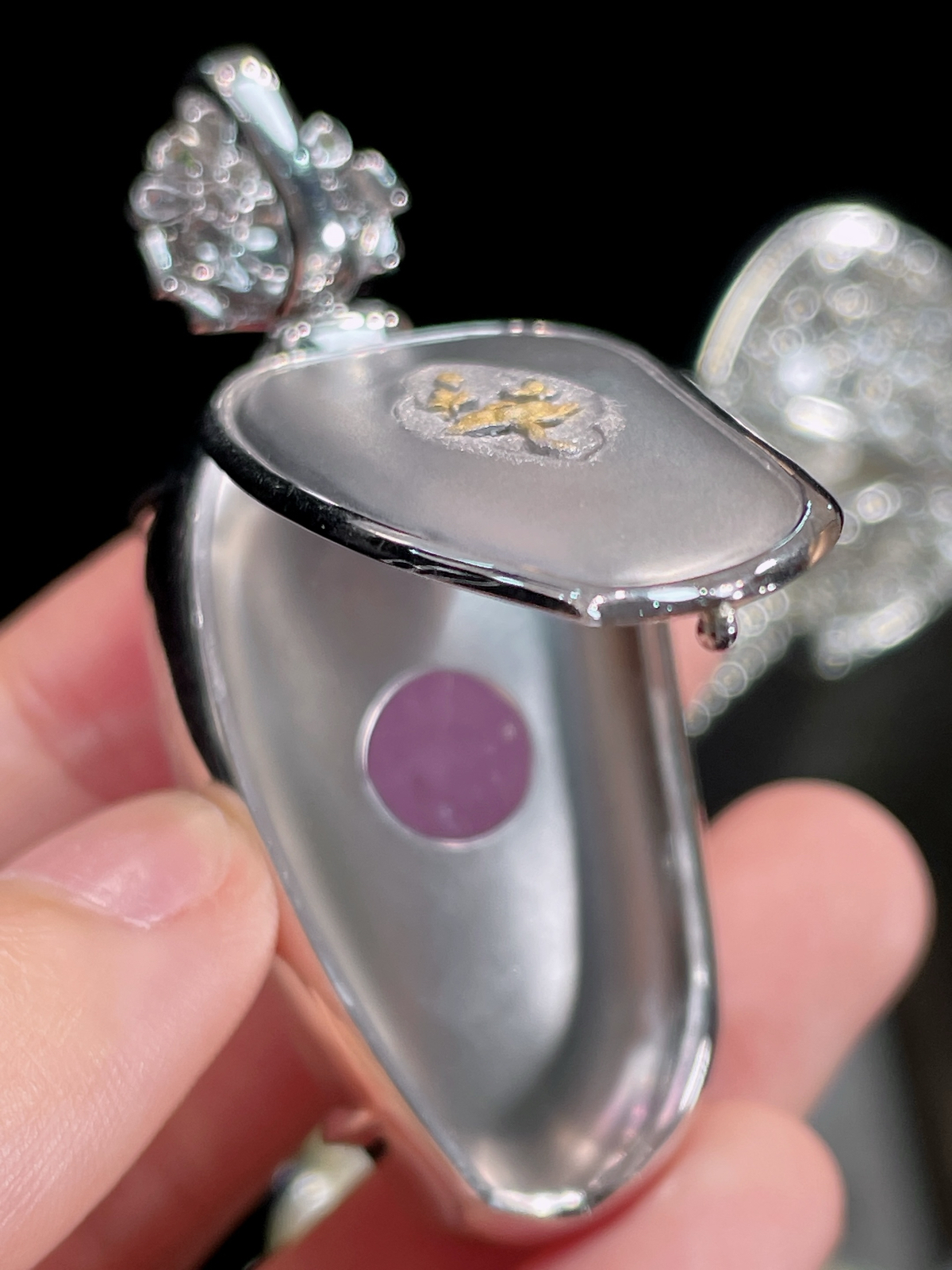 天然缅甸翡翠A货
紫罗兰福瓜吊坠
18k金镶嵌钻石 
细腻水灵 实拍接近