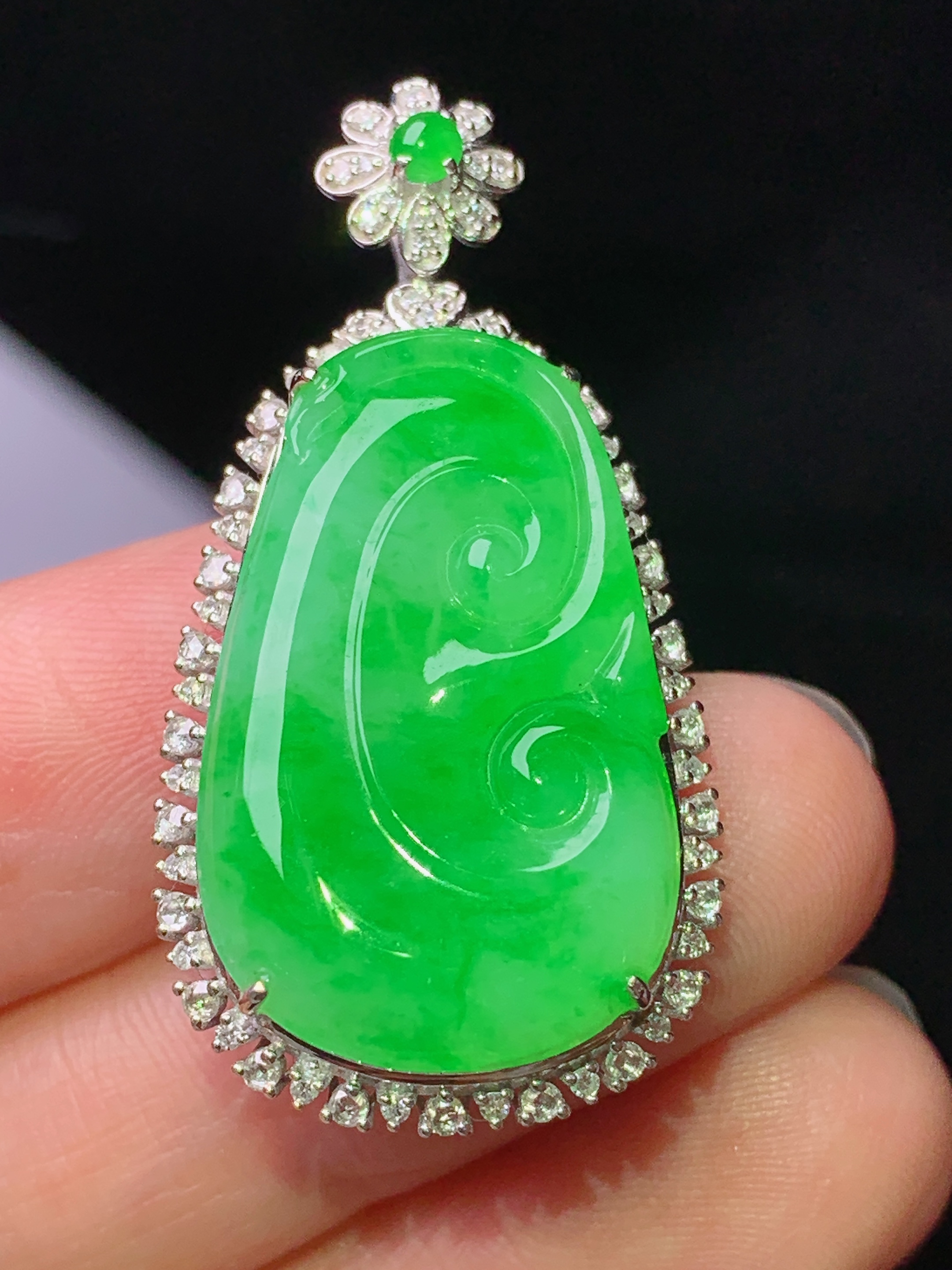 18k金钻镶嵌翠绿如意吊坠 玉质细腻 色泽艳丽清新 水润亮眼 整体尺寸38*19.2*9.3k1