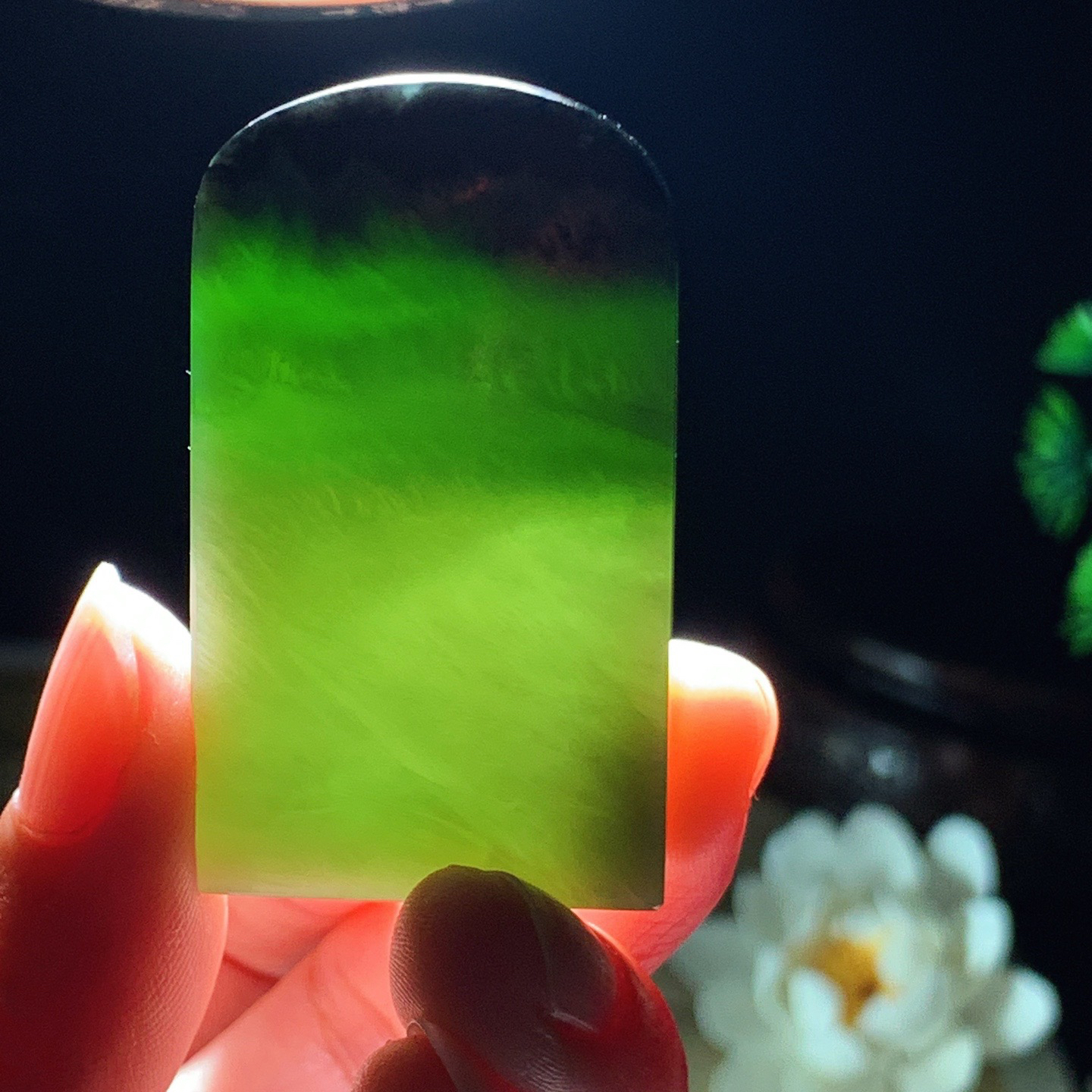 和田玉俄罗斯碧玉平安无事牌挂件。尺寸48/28/8重30.8克 玉质细腻油润。手推出油。品相大气 lt260402