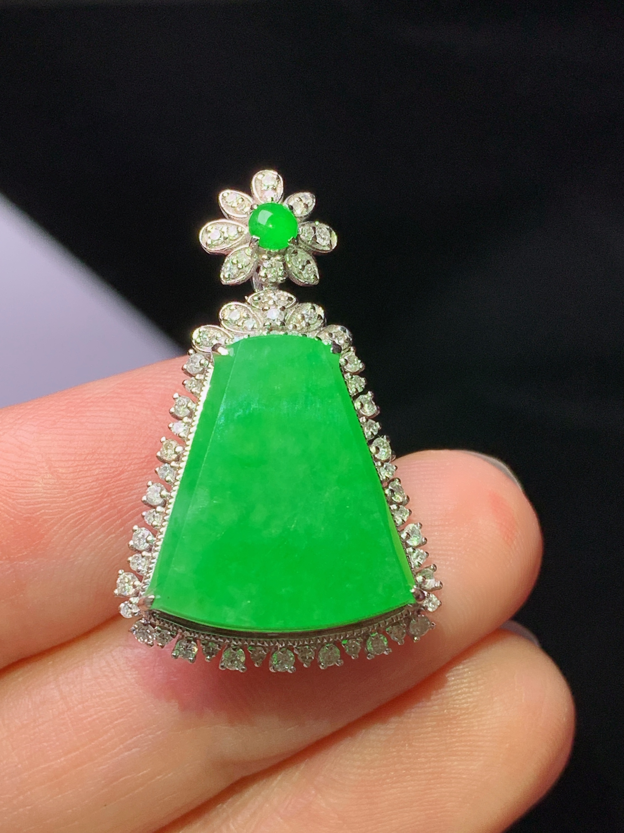 18k金钻镶嵌翠绿无事牌吊坠 玉质细腻 色泽艳丽清新 水润亮眼 整体尺寸29.6*18.6*9.5k
