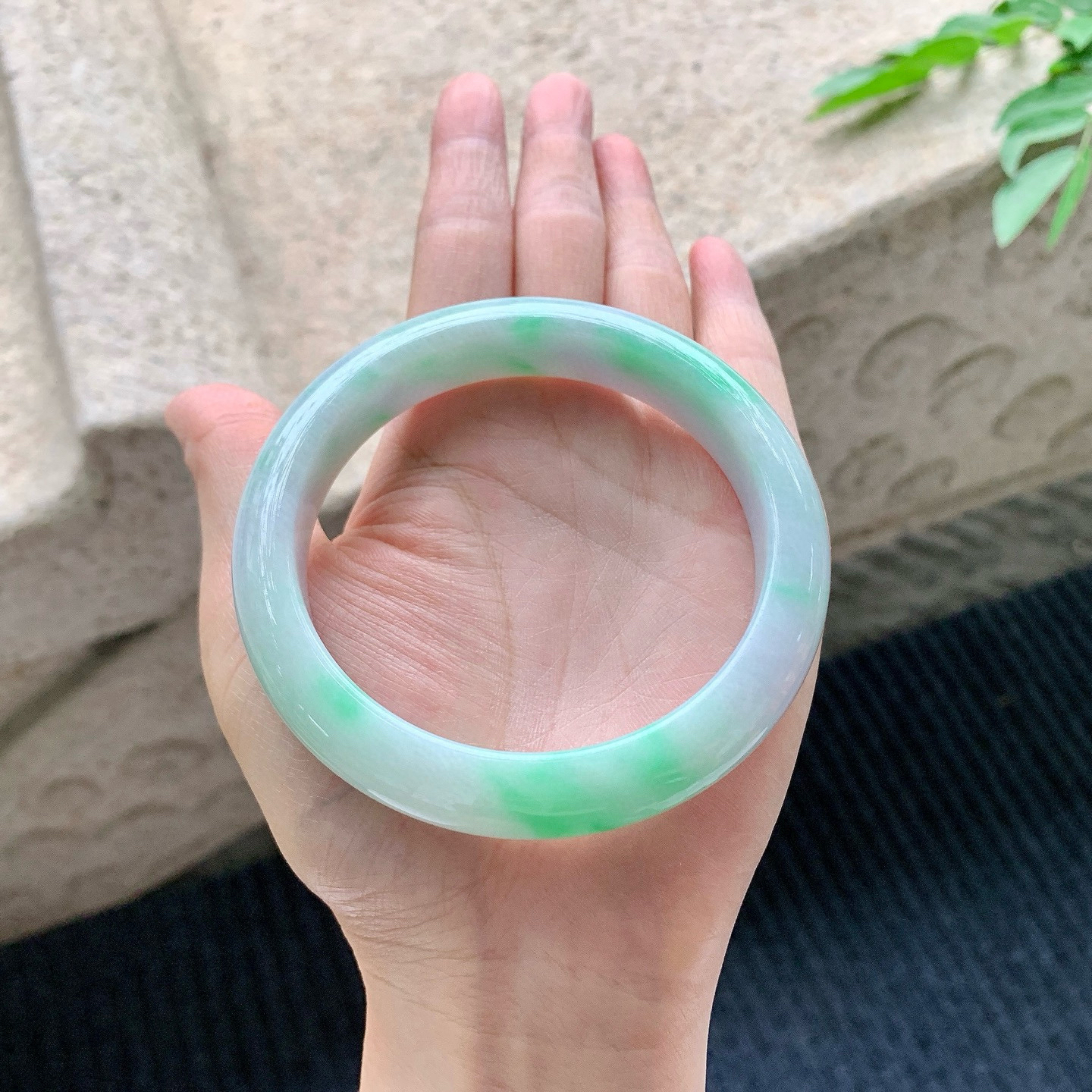 正圈61 62
【圈口】62.7/12.5/9.3
【描述】春彩，水润，种老，细腻，无纹裂！