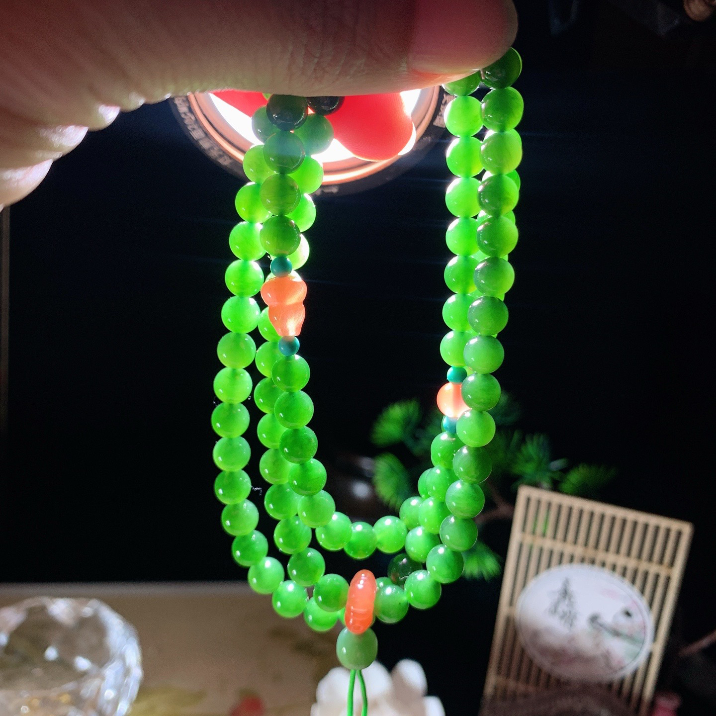 和田玉阳绿俄罗斯碧玉108佛珠项链。单颗尺寸6！玉质细腻油润 底色纯净 脂粉好，品质好。lt260402