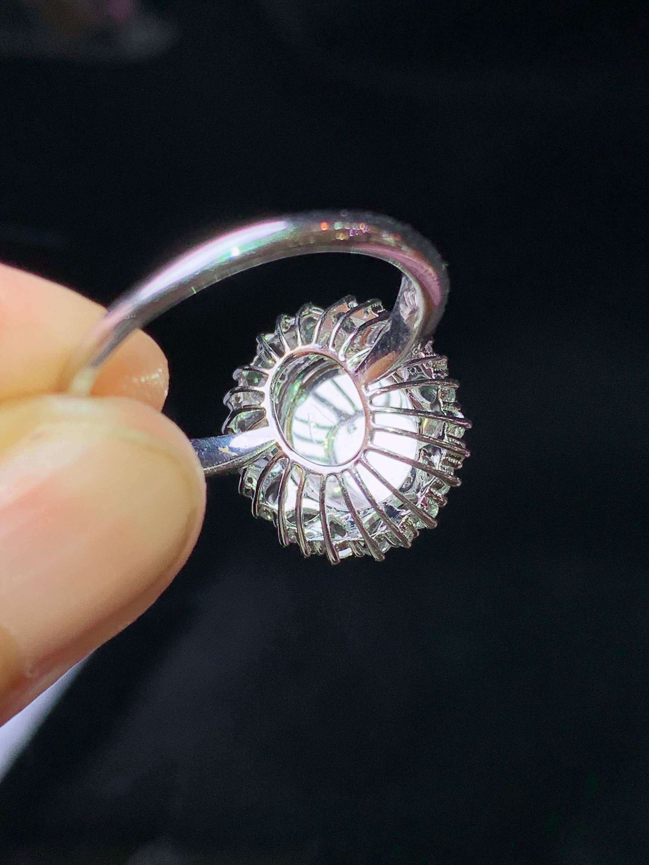 18k金钻镶嵌翠绿蛋面膜戒指 玉质细腻 色泽艳丽清新 水润亮眼 圈口13 整体尺寸16.3*13.5*9.8k1