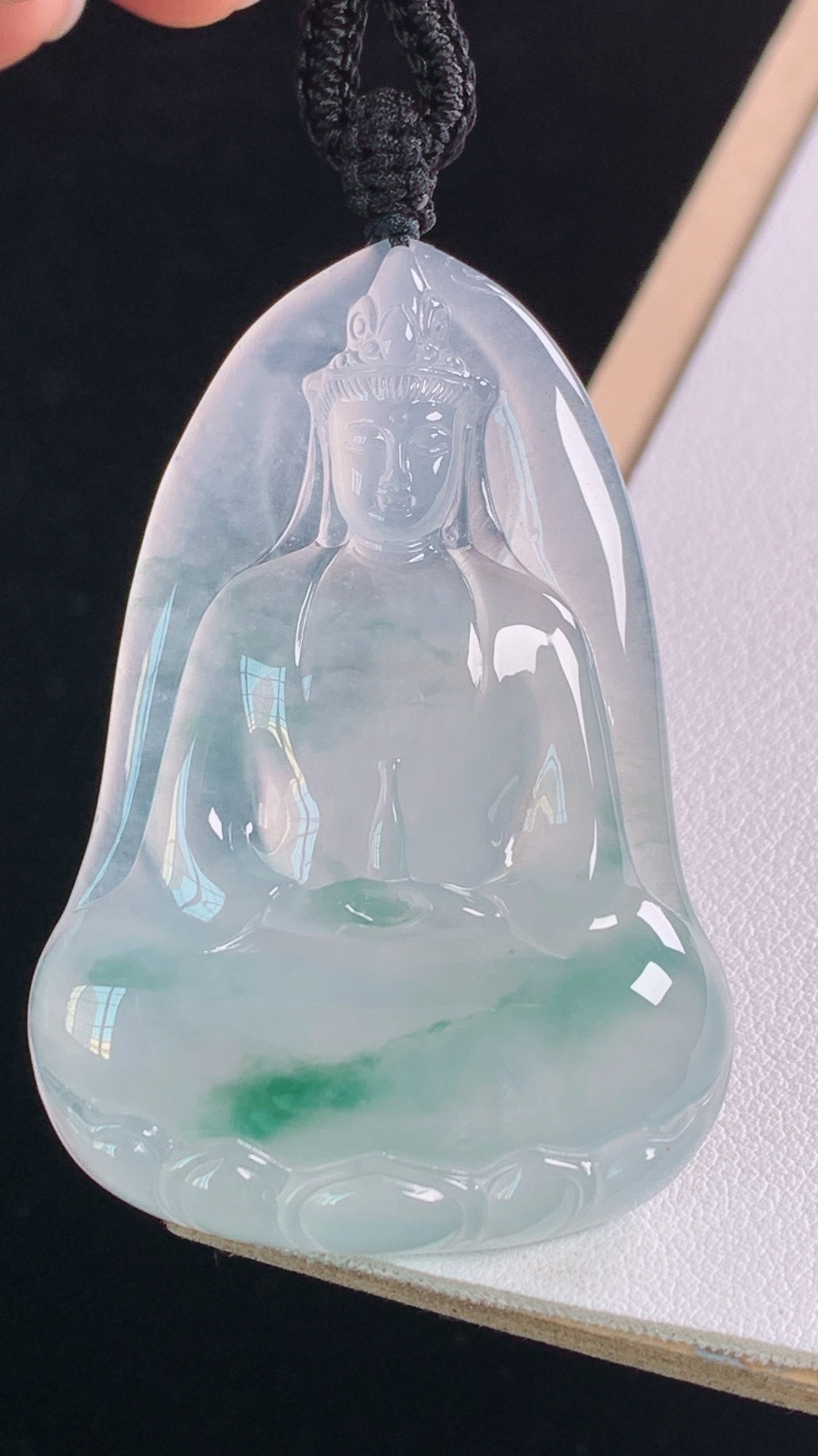 冰飘花观音
花色灵动，冰透起光
尺寸:51.1-36.3-5.8mm