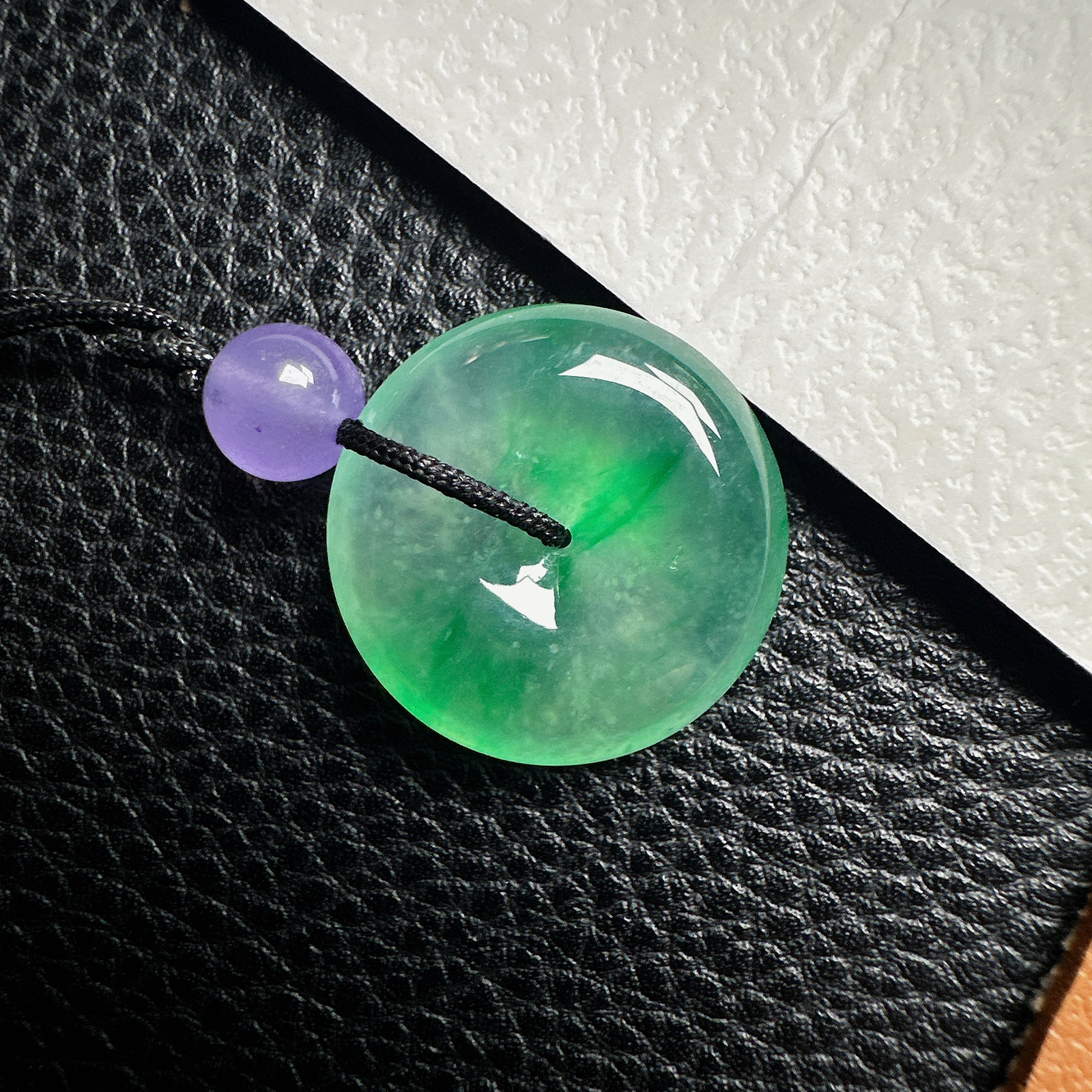 【冰种飘阳绿平安扣】质地细腻，品质很好，冰感十足，胶感明显，收藏品质