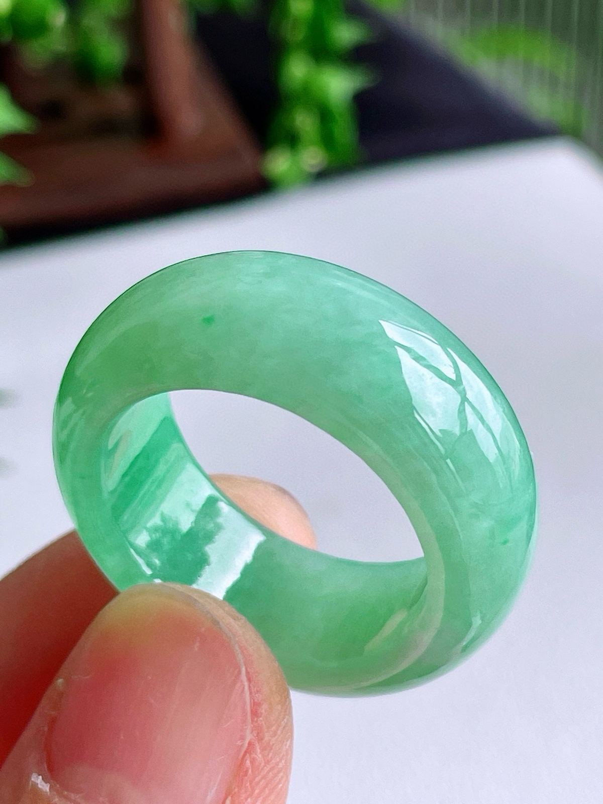 【裸石】冰甜绿戒圈指环
【说明】缅料 性价比高  
【尺寸】10.8-5
【圈口】26号