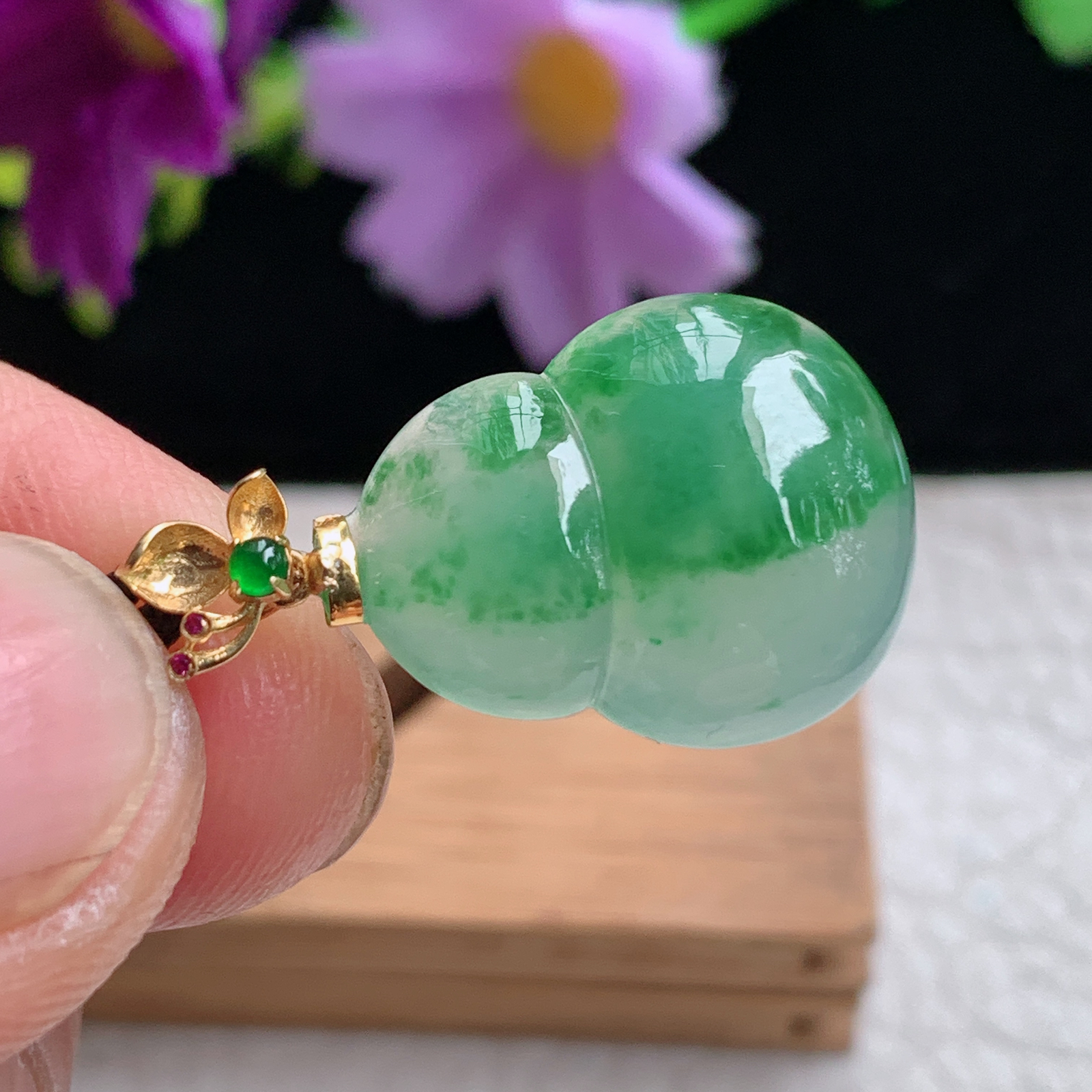 zz3实拍连金26.8*15.5*4.8缅甸翡翠飘绿精美葫芦吊坠 半山半水镶金锁骨坠