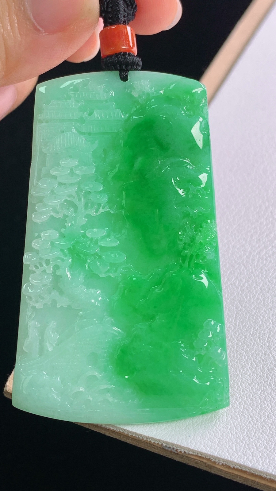 阳绿山水牌
色泽艳丽，雕工精湛
尺寸:63.2-56.3-34.4-6.4mm