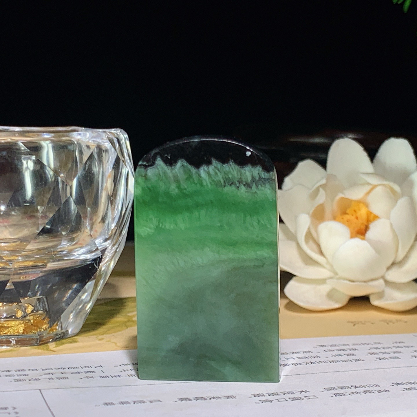 和田玉俄罗斯碧玉平安无事牌挂件。尺寸48/28/8重30.8克 玉质细腻油润。手推出油。品相大气 l