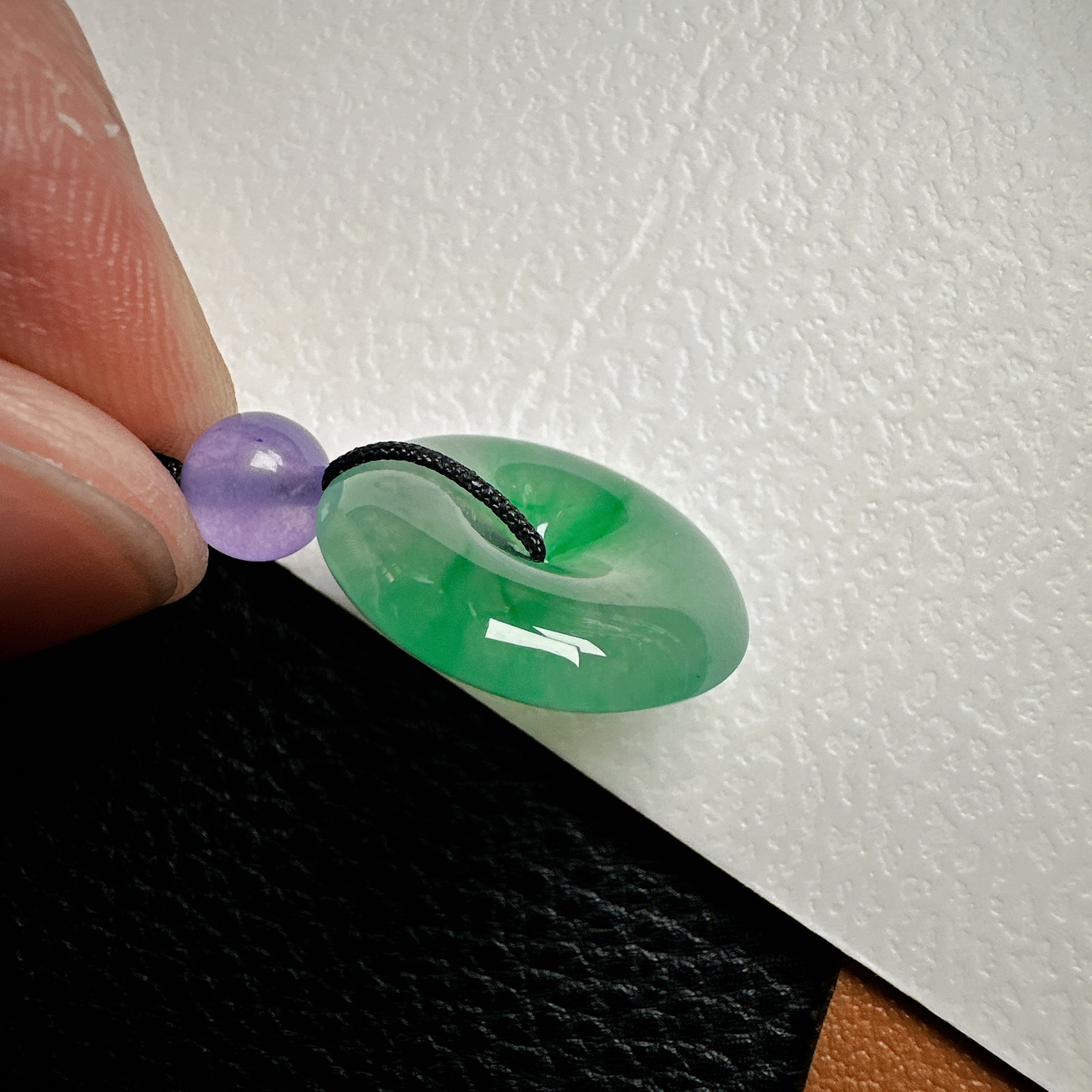 【冰种飘阳绿平安扣】质地细腻，品质很好，冰感十足，胶感明显，收藏品质